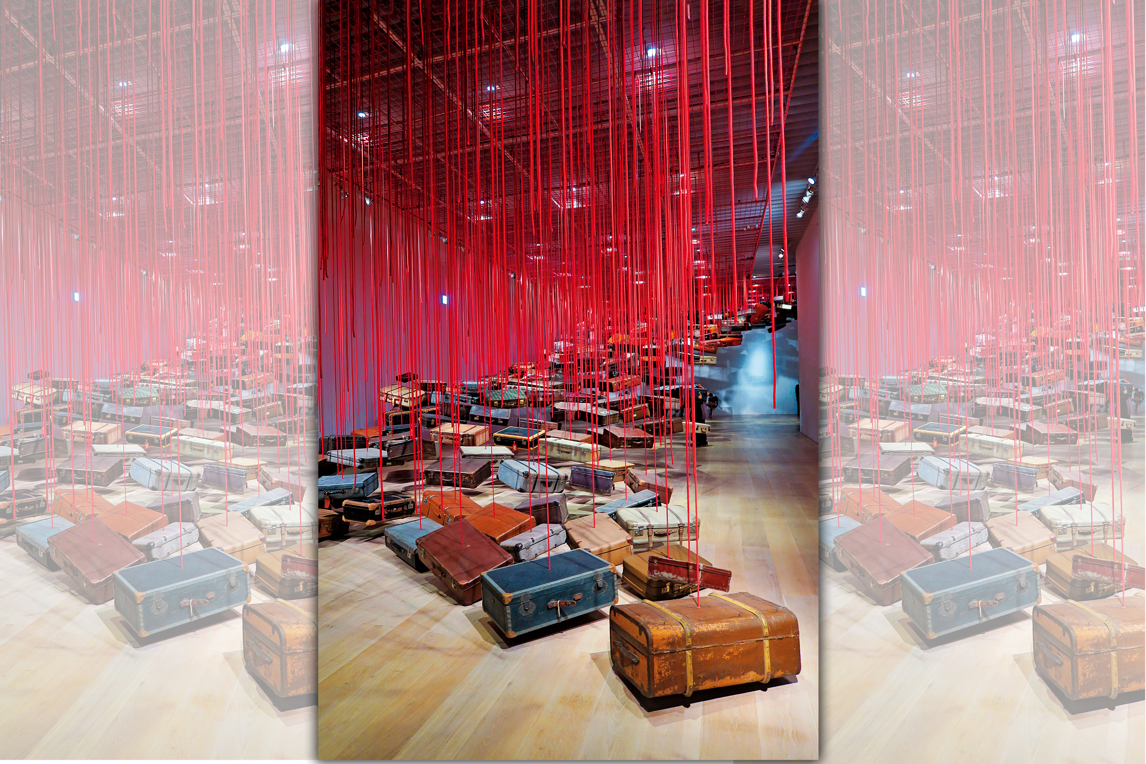 漫天的行李箱，以鹽田千春最具標誌性的紅線吊掛著，正在尋找目的地。