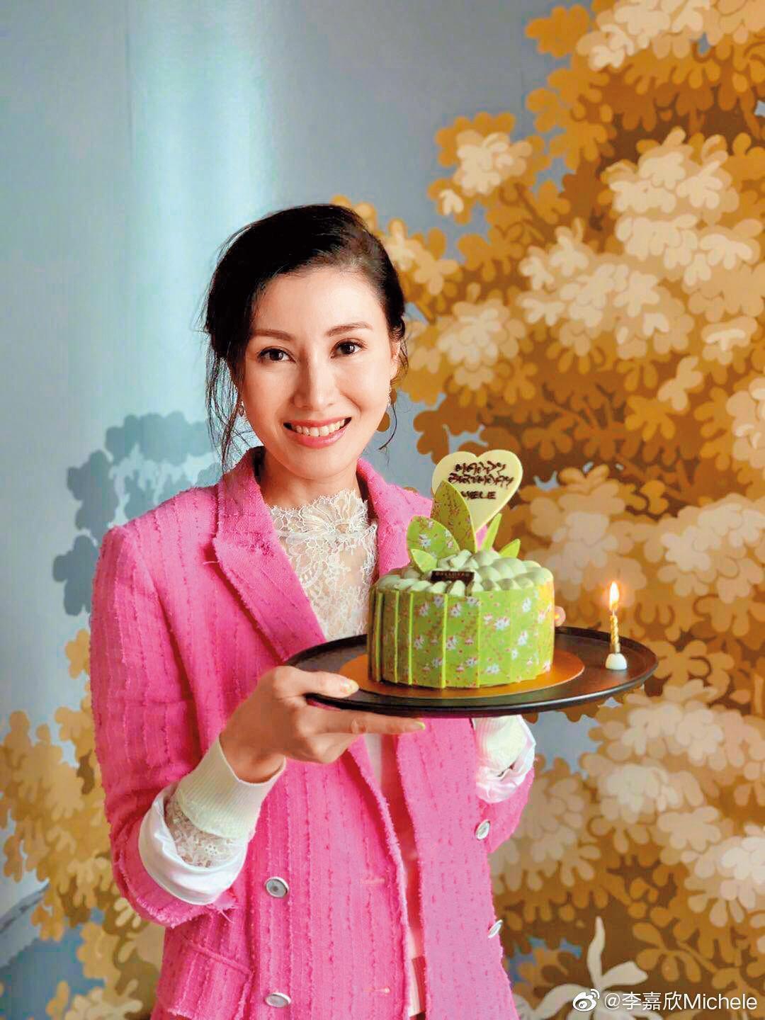 李嘉欣在嫁進香港中建集團許家的前兩個月頻頻推掉工作,傳即使業主開出百萬酬勞也不為所動。(翻攝自李嘉欣微博)