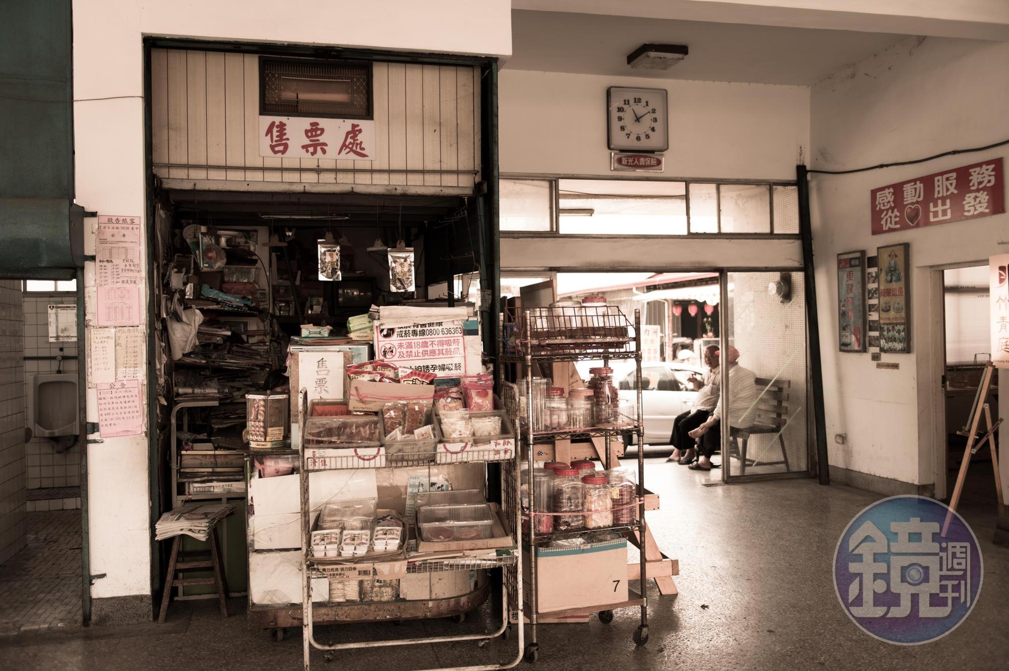 我猜這小店應該有30年以上，裡面還有賣黃箭口香糖。