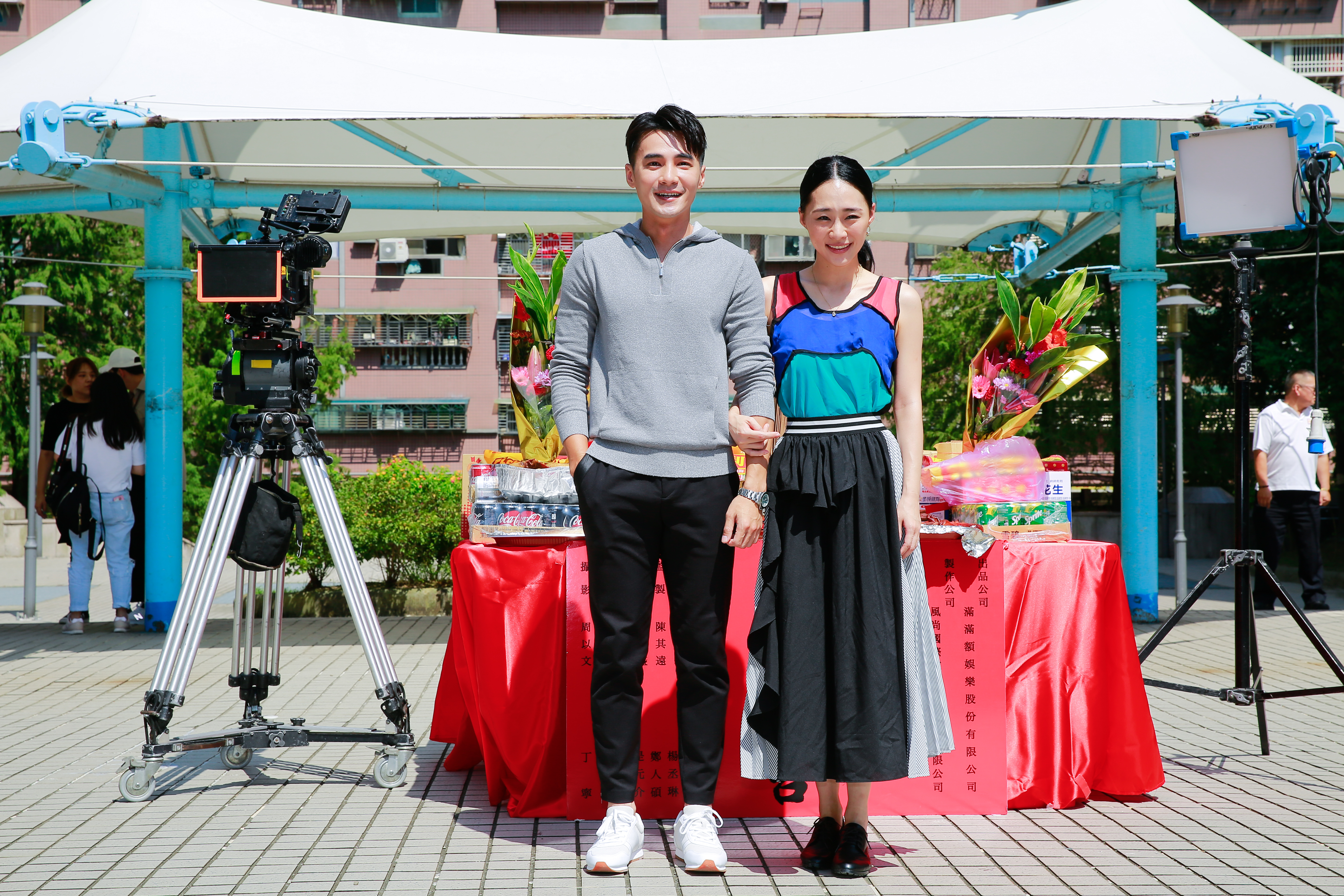 是元介（右）在拍照前，伸手幫吳可熙（左）遮太陽，被譽為是最佳暖男。