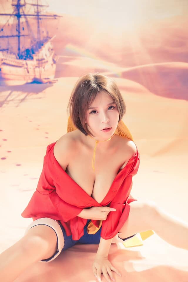 寫真女星陳香菱為了奪回女兒監護權，努力賺錢。（翻攝自陳香菱臉書）