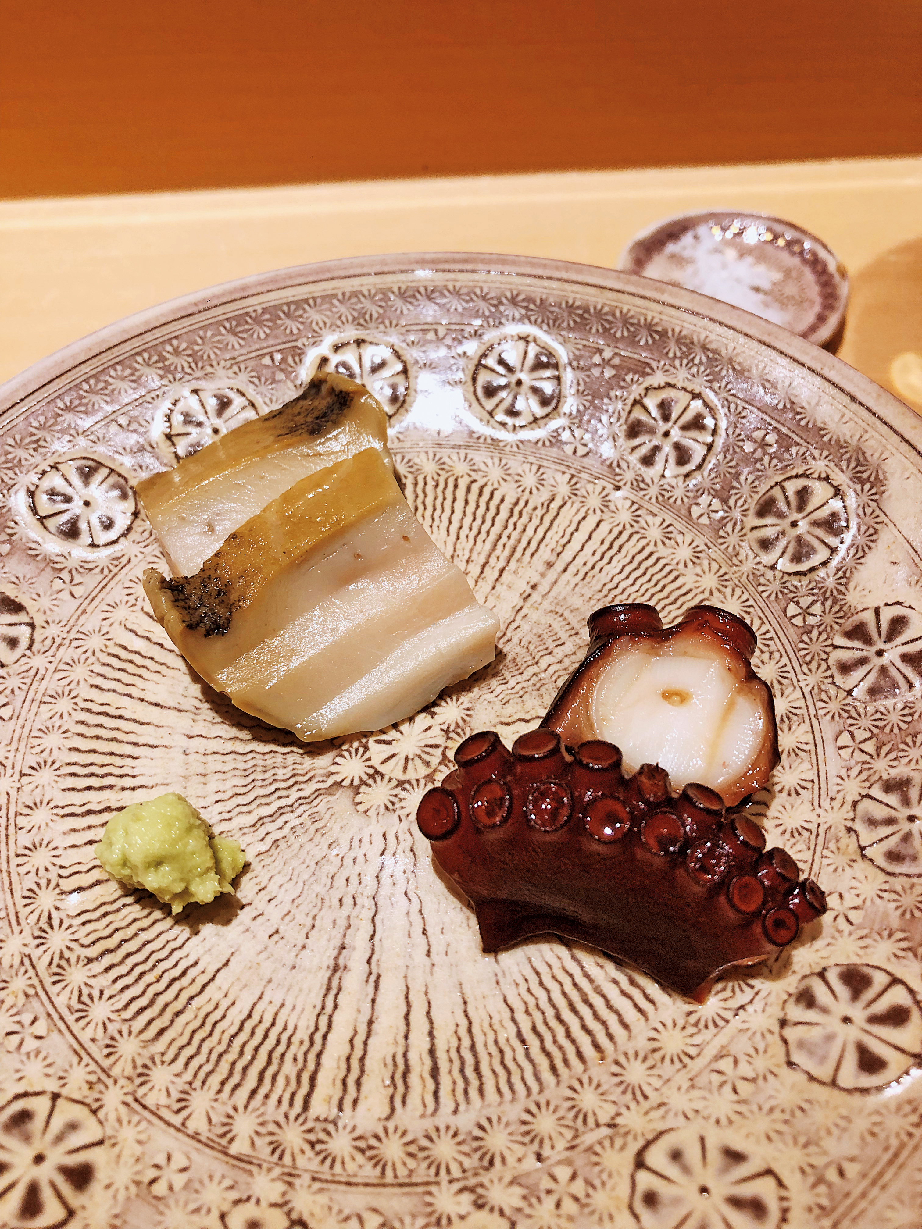 鮑魚與用黑糖、酒、醬油輕漬2小時的章魚,是極其出色的酒肴。