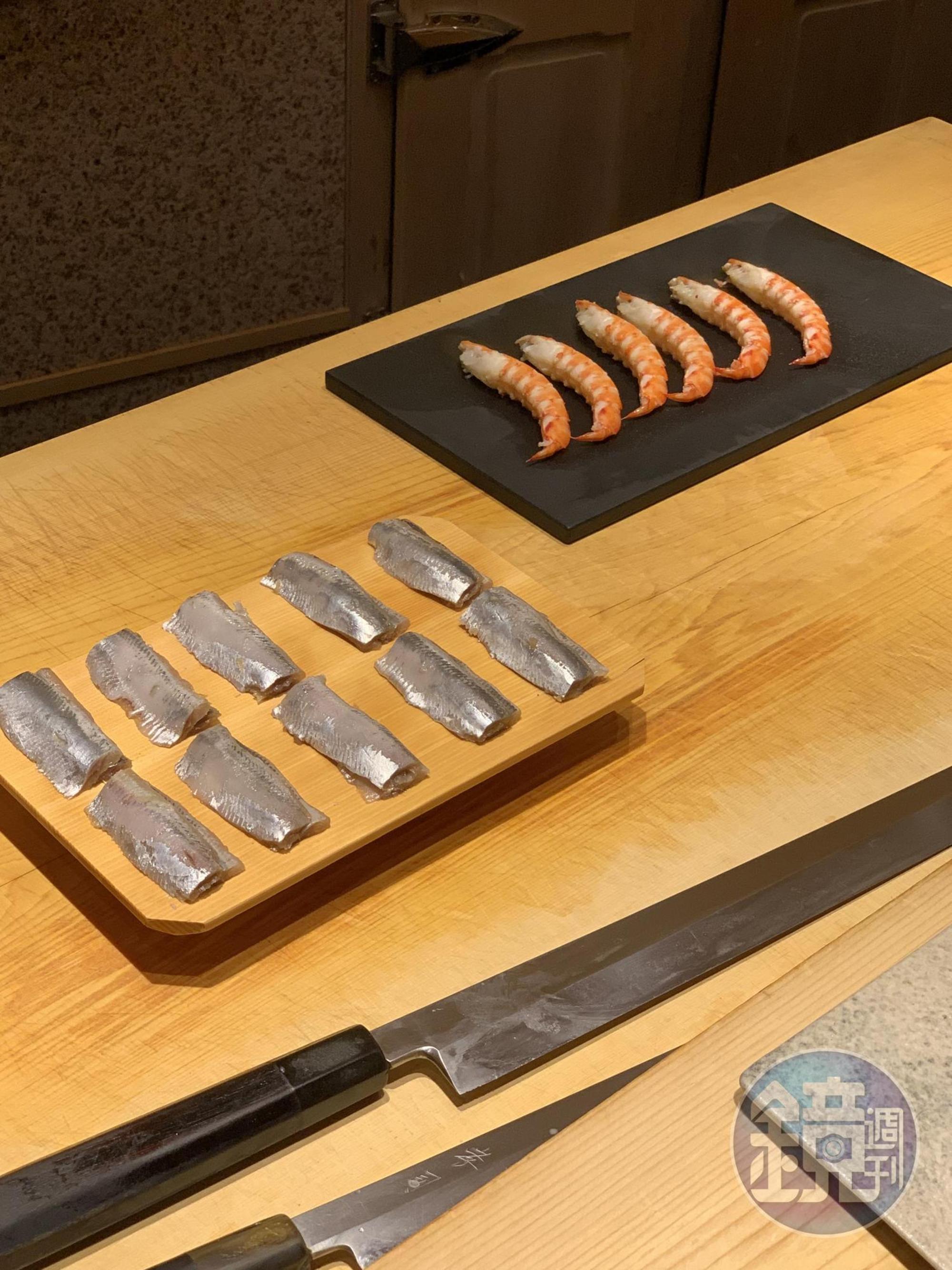 處理好的沙丁魚和甜蝦,對齊躺好,是日本主廚的一貫作風。