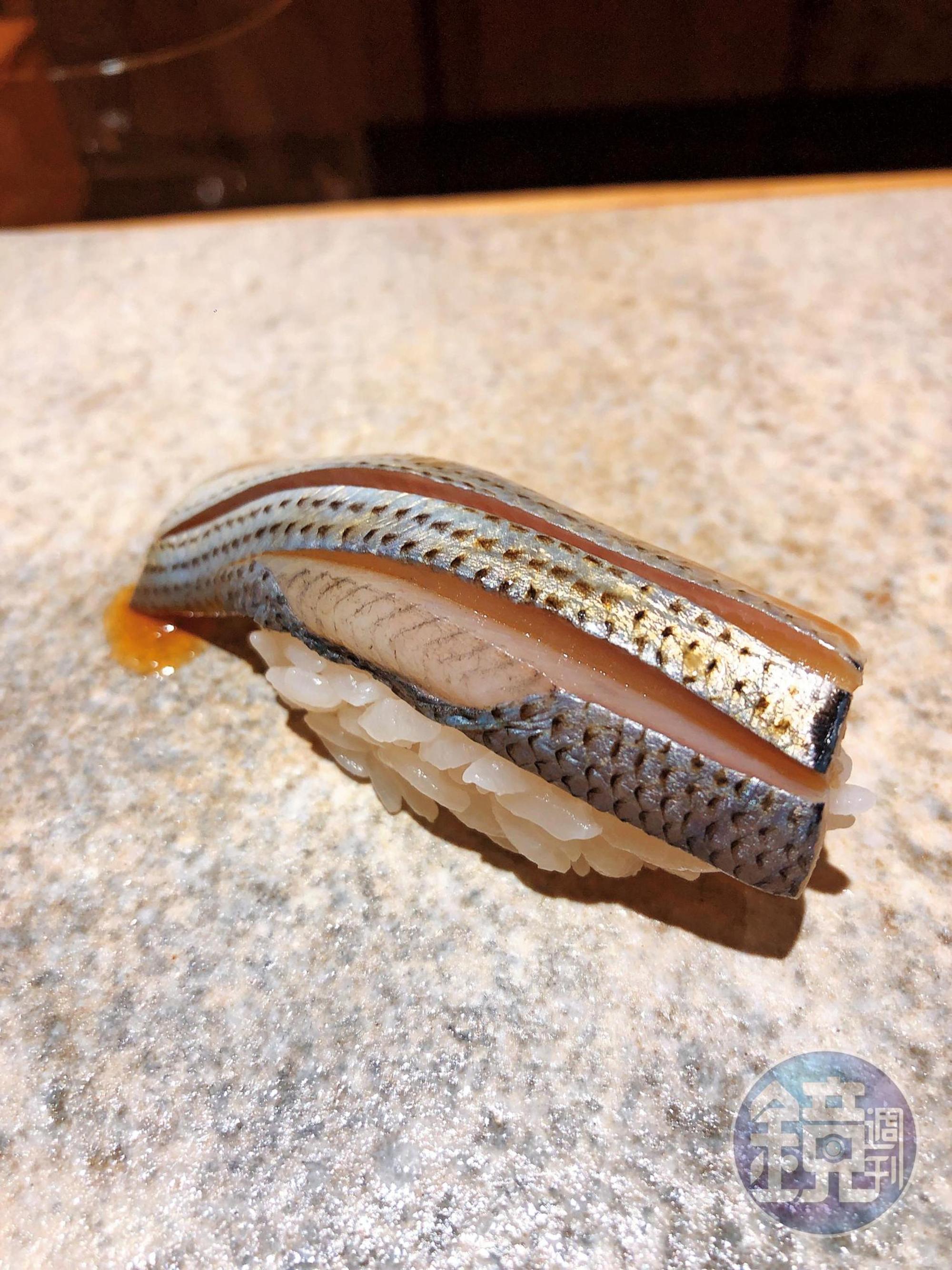 小肌魚的切法自成一格。