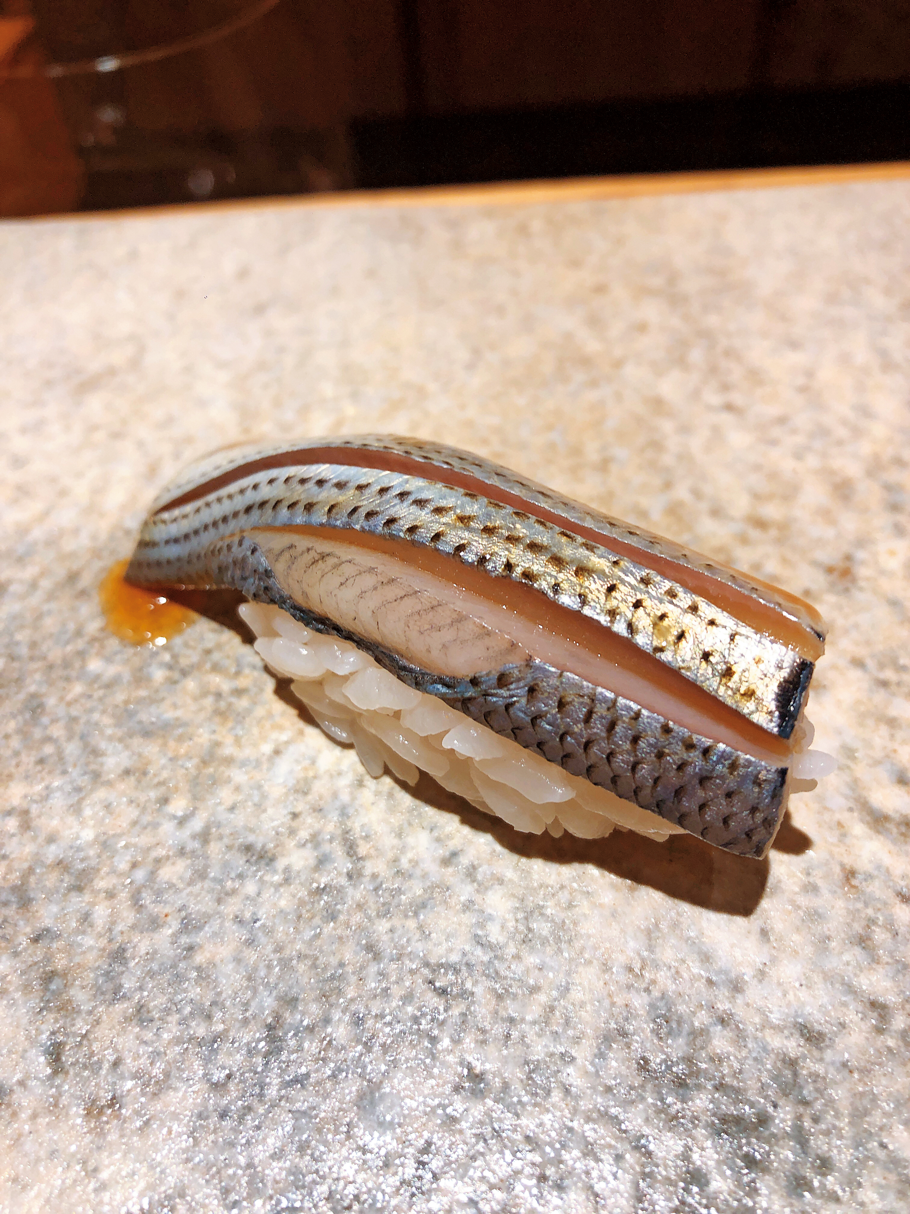小肌魚的切法自成一格。