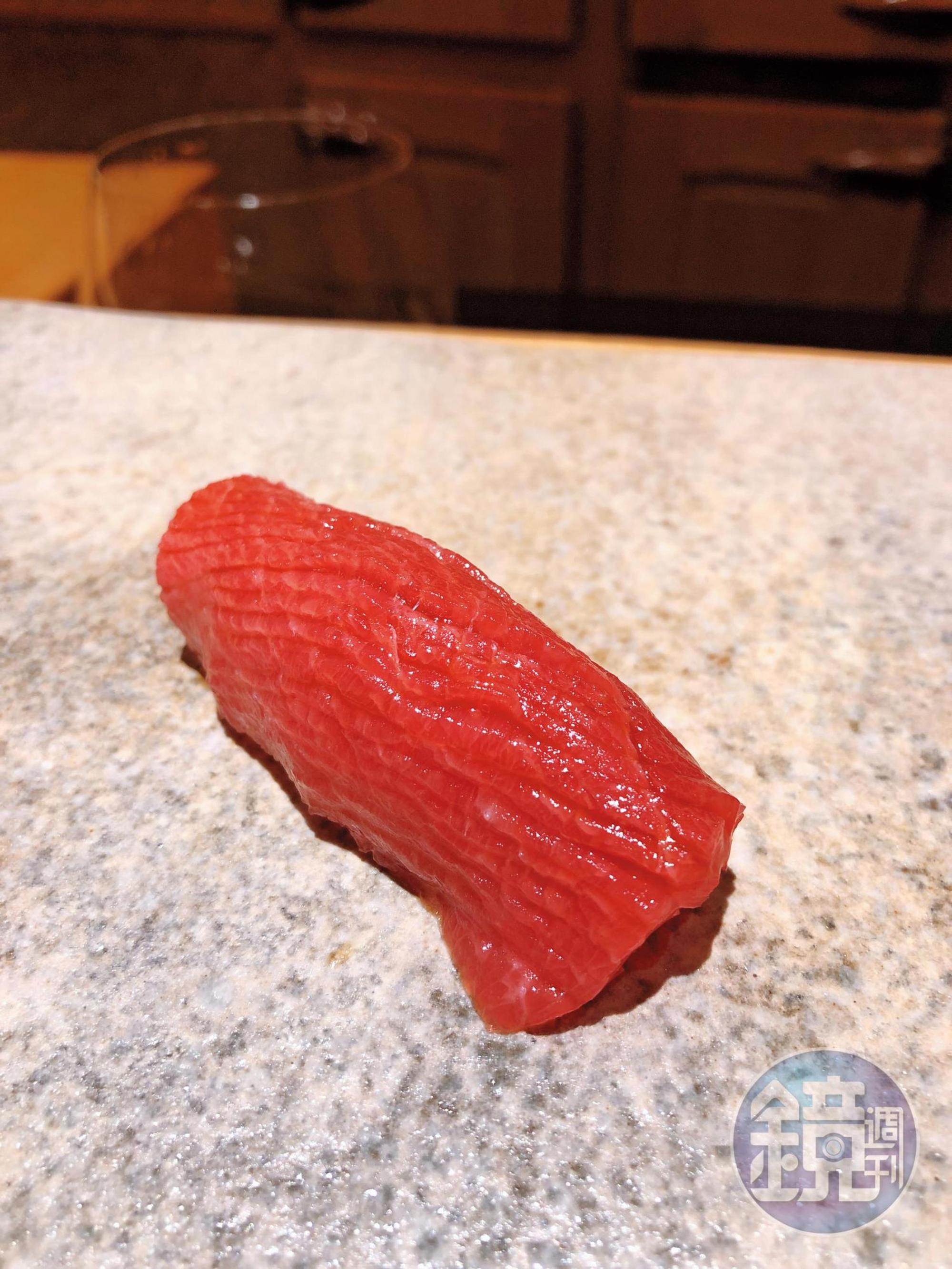 在魚身細切上紋路,讓鮪魚中腹肥美不膩口。