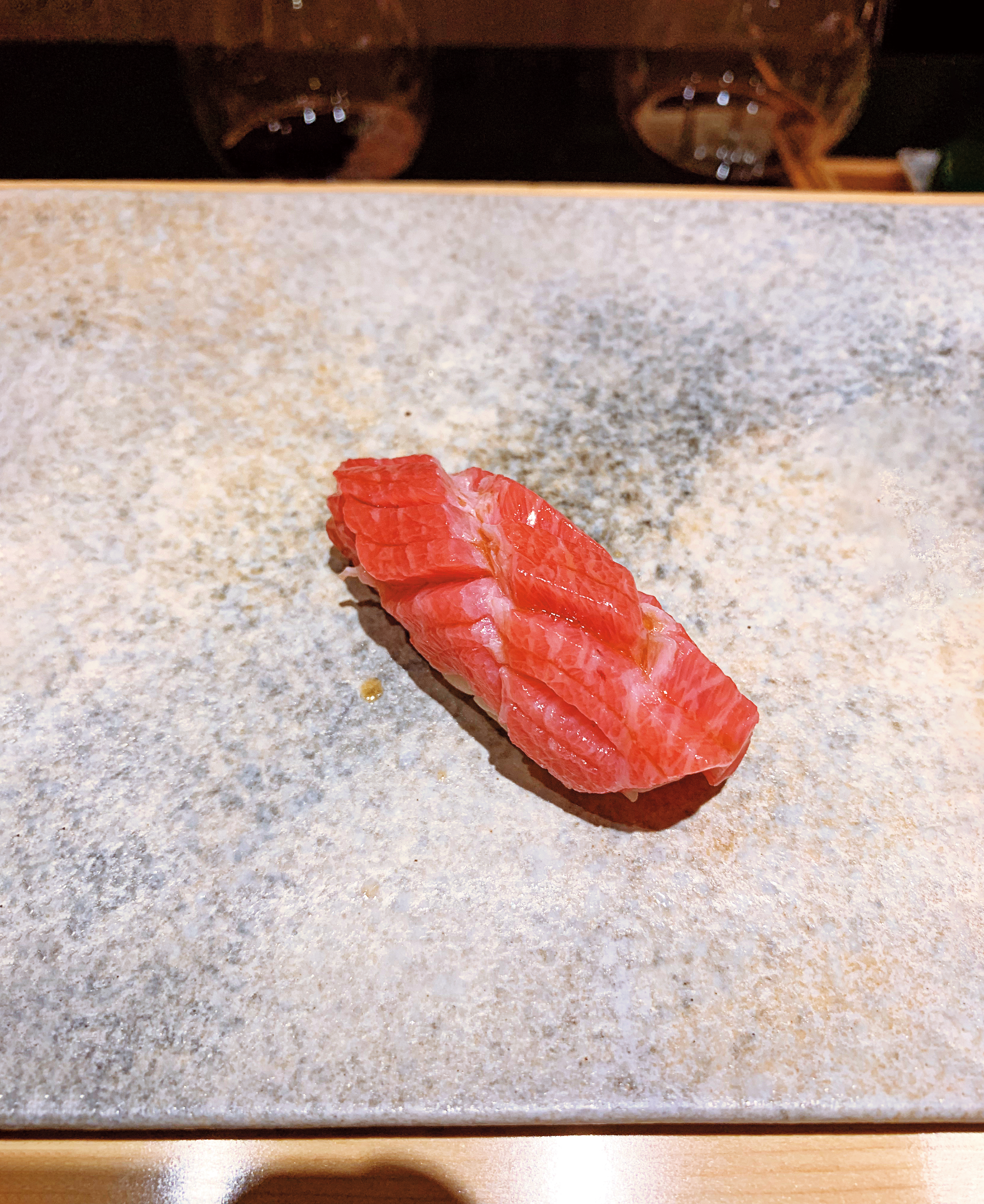 原本已夠豐腴的的鮪魚大腹,寥寥切上幾刀便可。