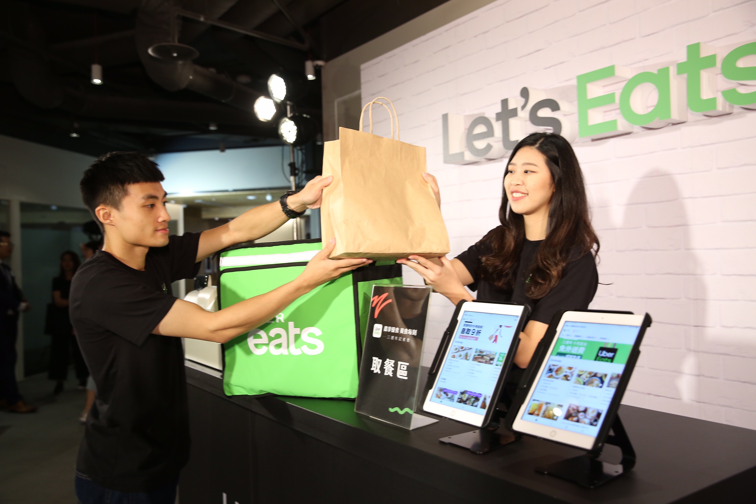 美食外送平台Uber Eats攜手攜手貴婦超市city’super，10月底搶進生鮮外送。