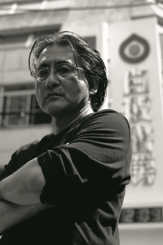 《全裸導演——村西透傳》作者本橋信宏（攝影：山崎凌。柳橋出版提供）