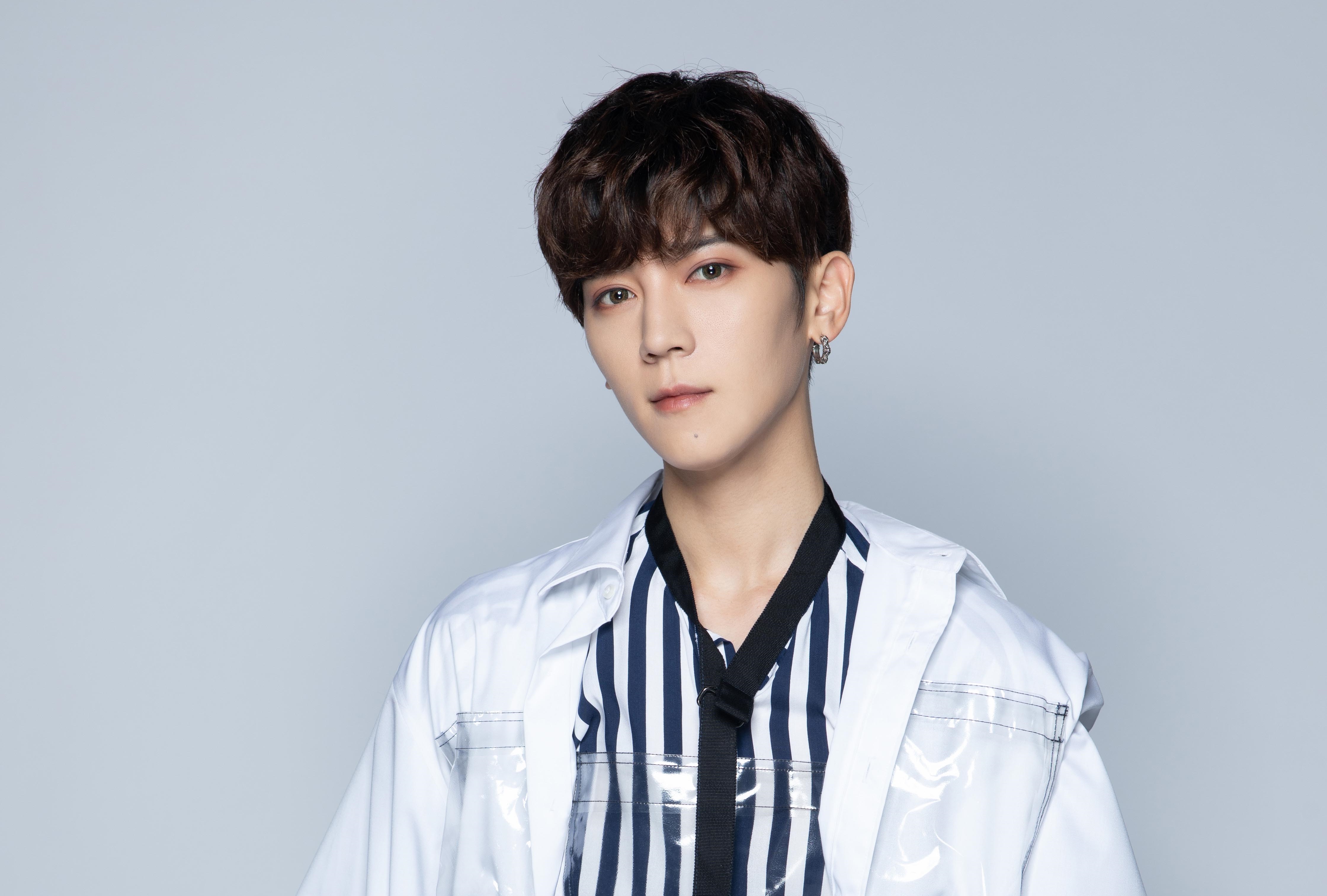 畢書盡為即將上映的電影《聖人大盜》演唱主題曲〈遠方〉。(老鷹音樂提供)