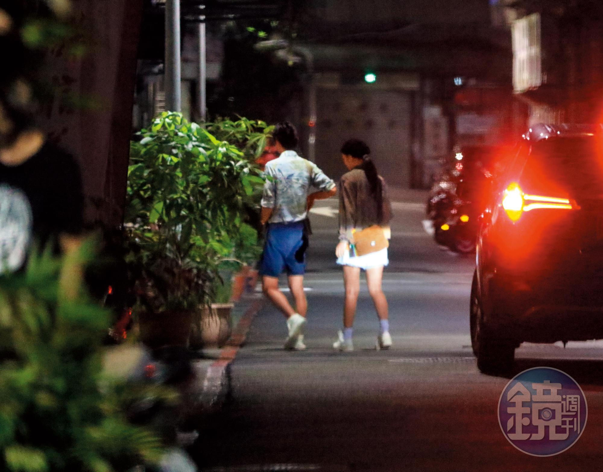 掰了友人之後,兩人搭著Uber回到黃河家過夜。