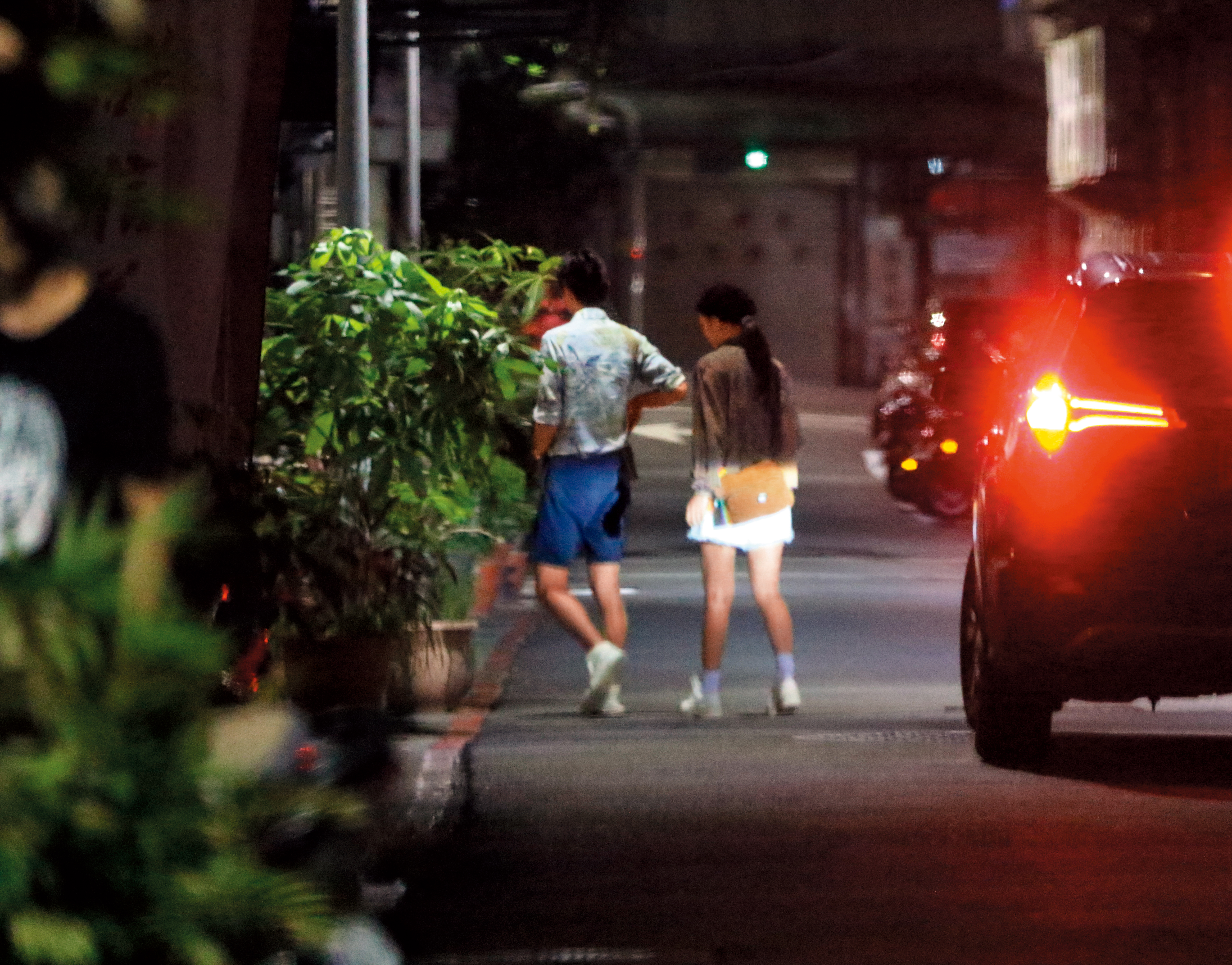 掰了友人之後，兩人搭著Uber回到黃河家過夜。