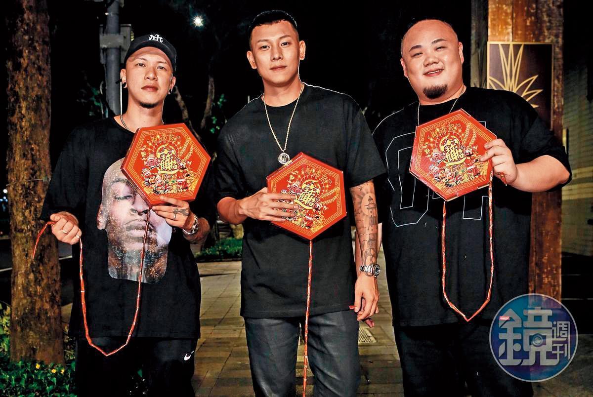 疑似頑童MJ116成員小春(左)的露鵰照在網路流傳,但他始終沒有承認。