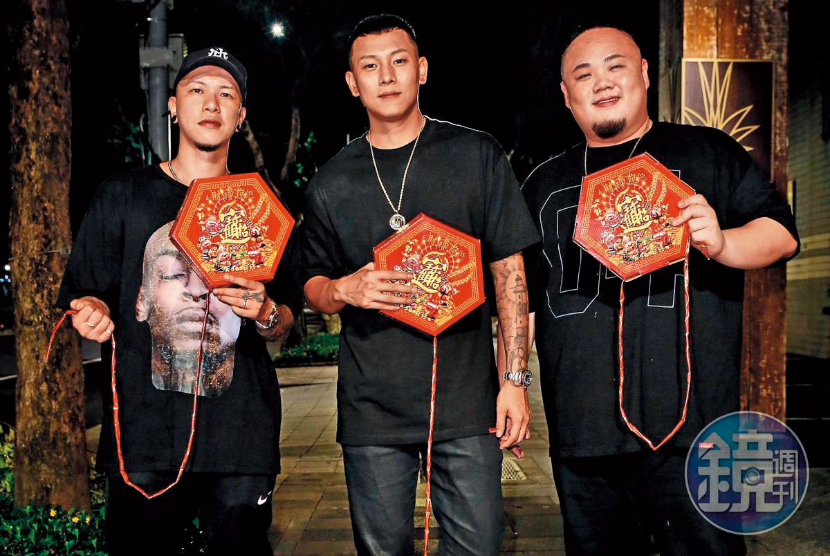 疑似頑童MJ116成員小春（左）的露鵰照在網路流傳，但他始終沒有承認。