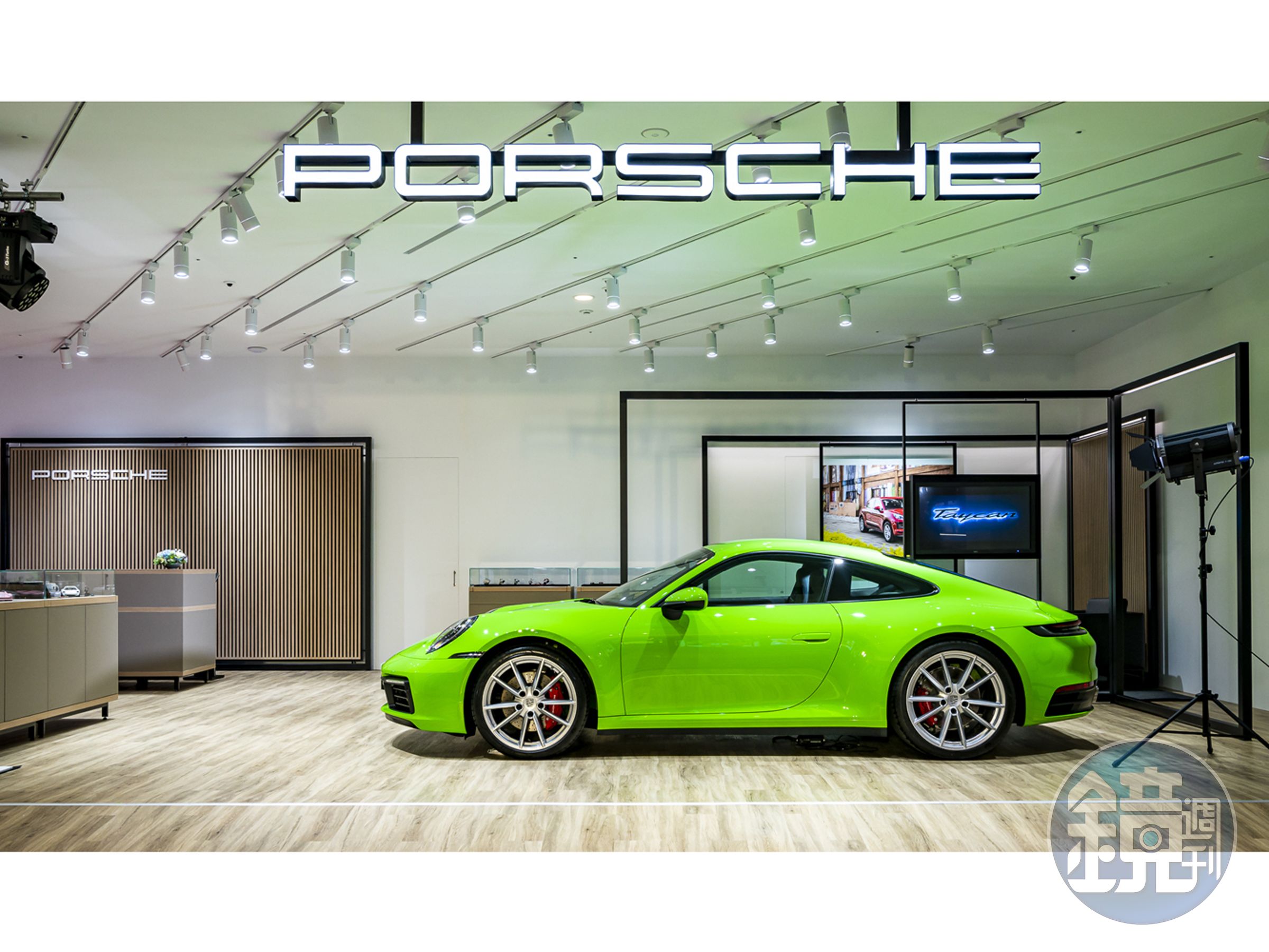 Porsche NOW 概念店現場展出911 Carrera S﹙鬣蜥綠﹚。