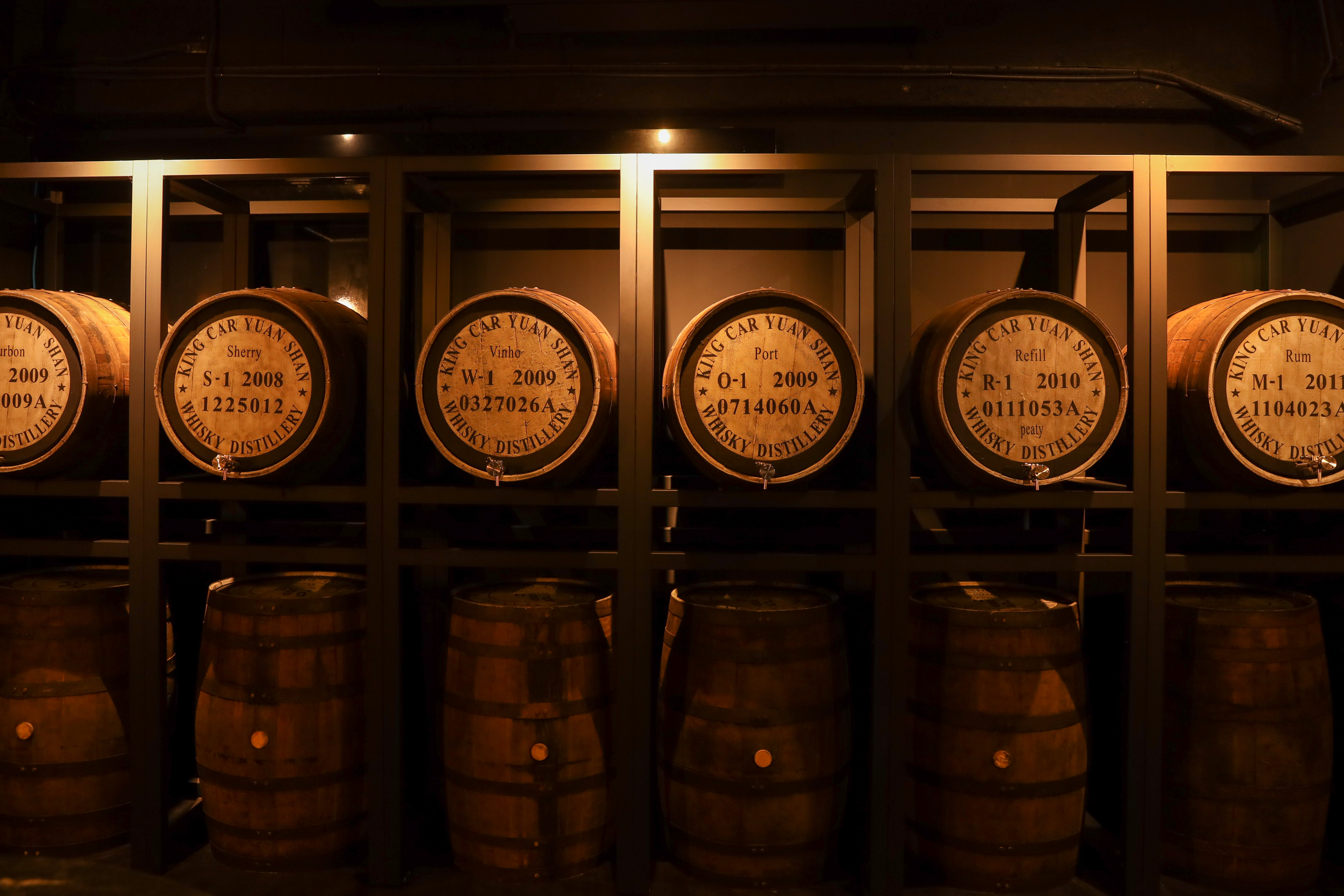 6款限定風味威士忌橡木桶一字排開，令威迷迫不及待開喝。