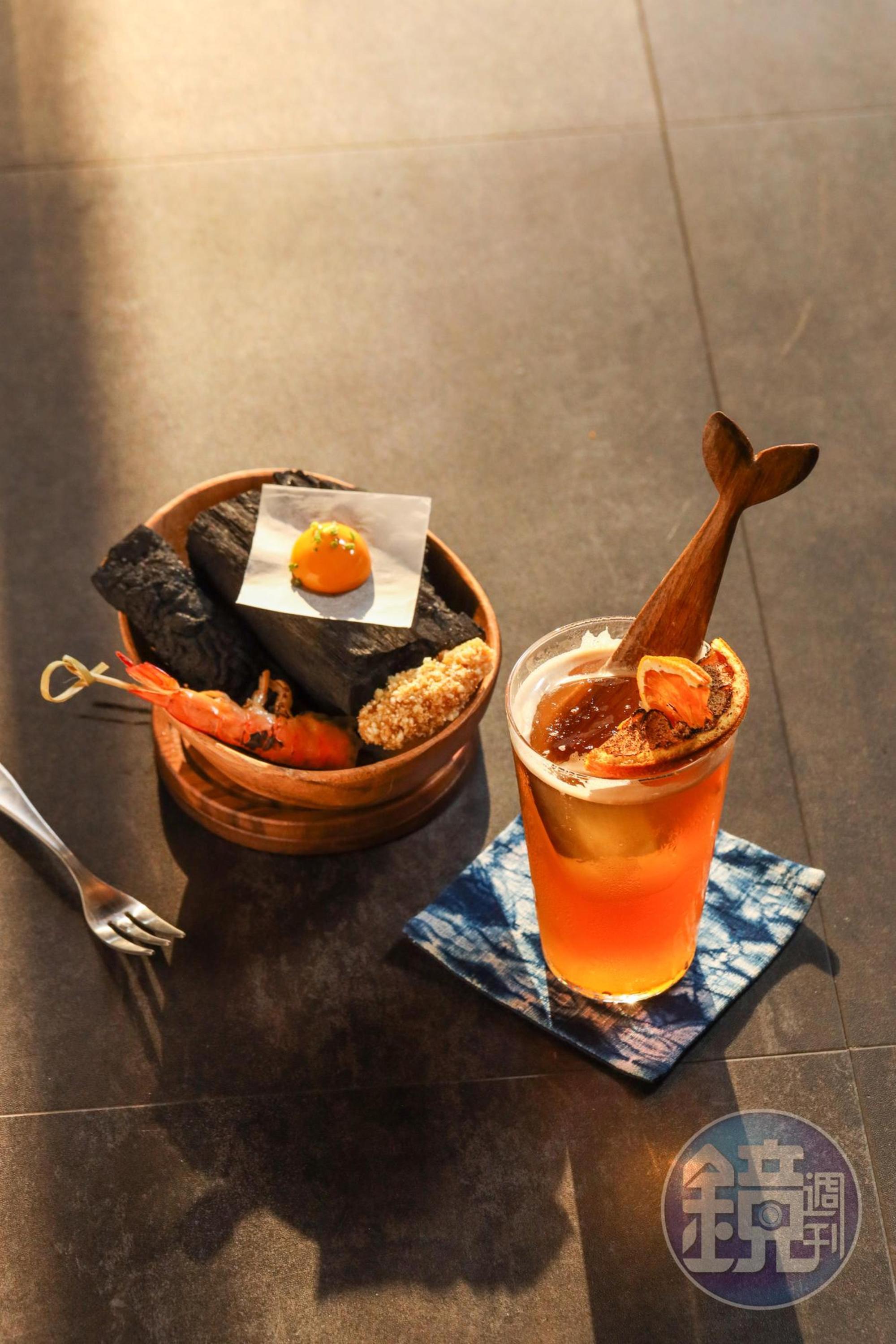 有濃厚水果風味的「湧浪」插著魚尾木匙登場，烤橙片與炭烤海鮮小食，聯想起海灘BBQ畫面。（500元／杯）