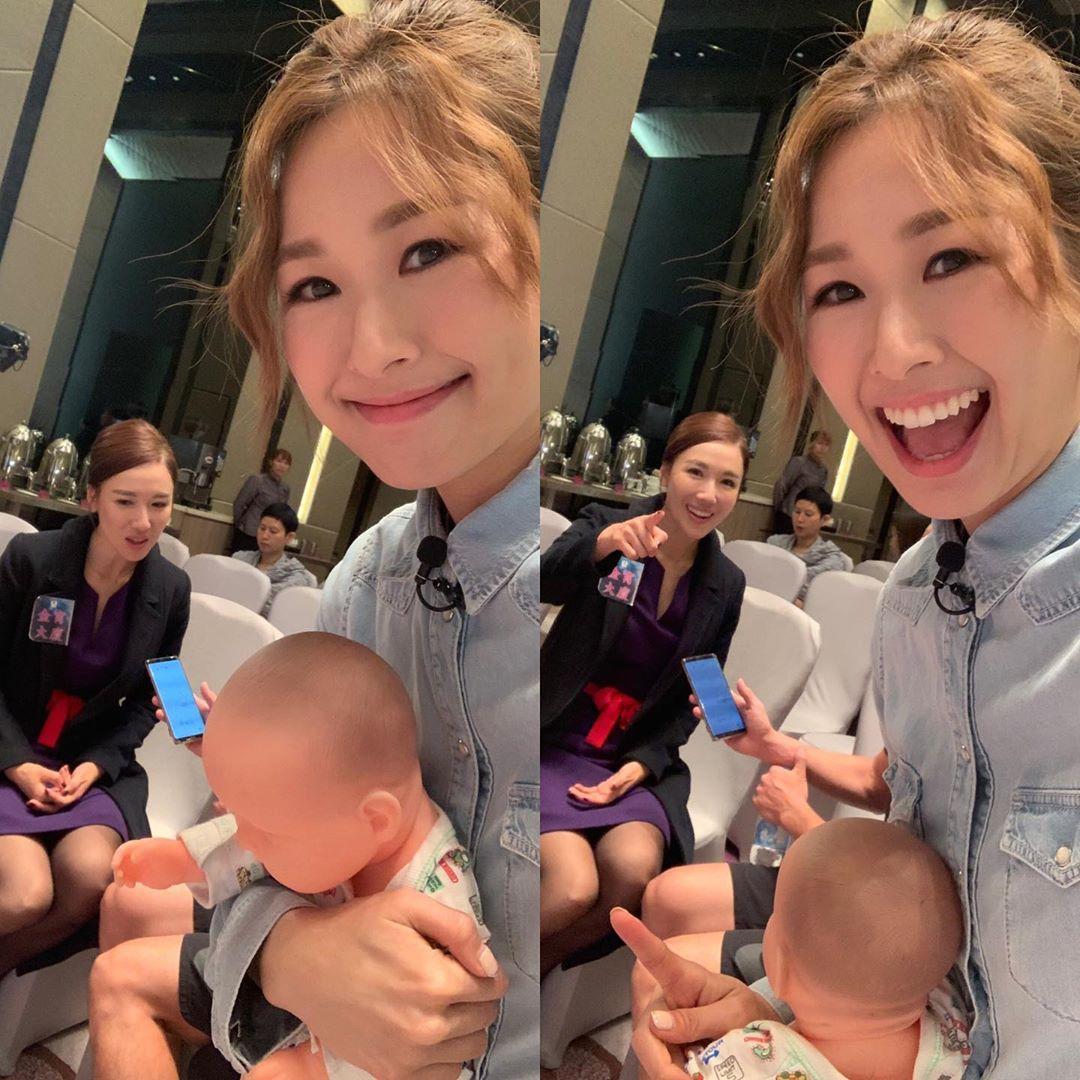 飾演惡女何太的演員趙希洛,在IG曬出抱假嬰燦笑的照片。(翻攝自趙希洛IG)