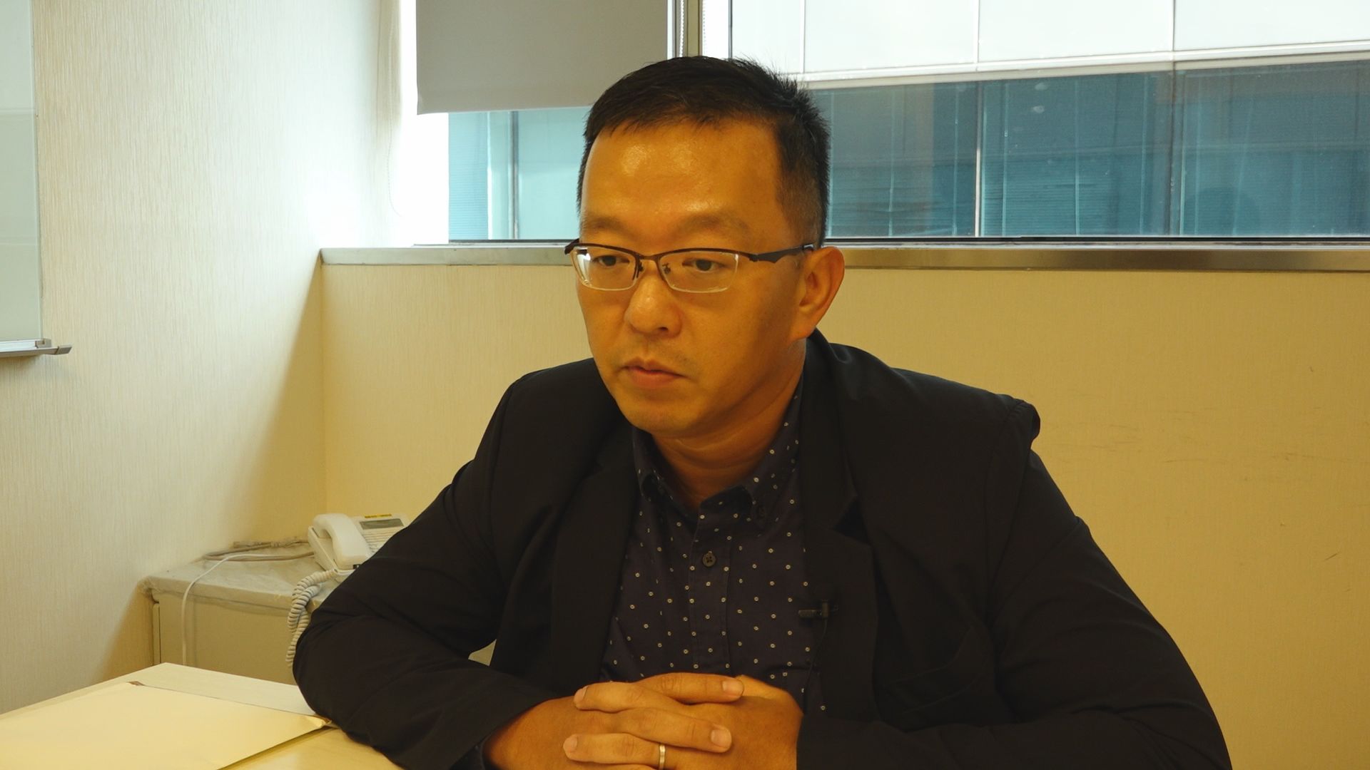 君鴻董事長張慶輝提到君鴻因捲入掏空案，偵辦期間又迅速遭法拍，深感憤怒無奈。