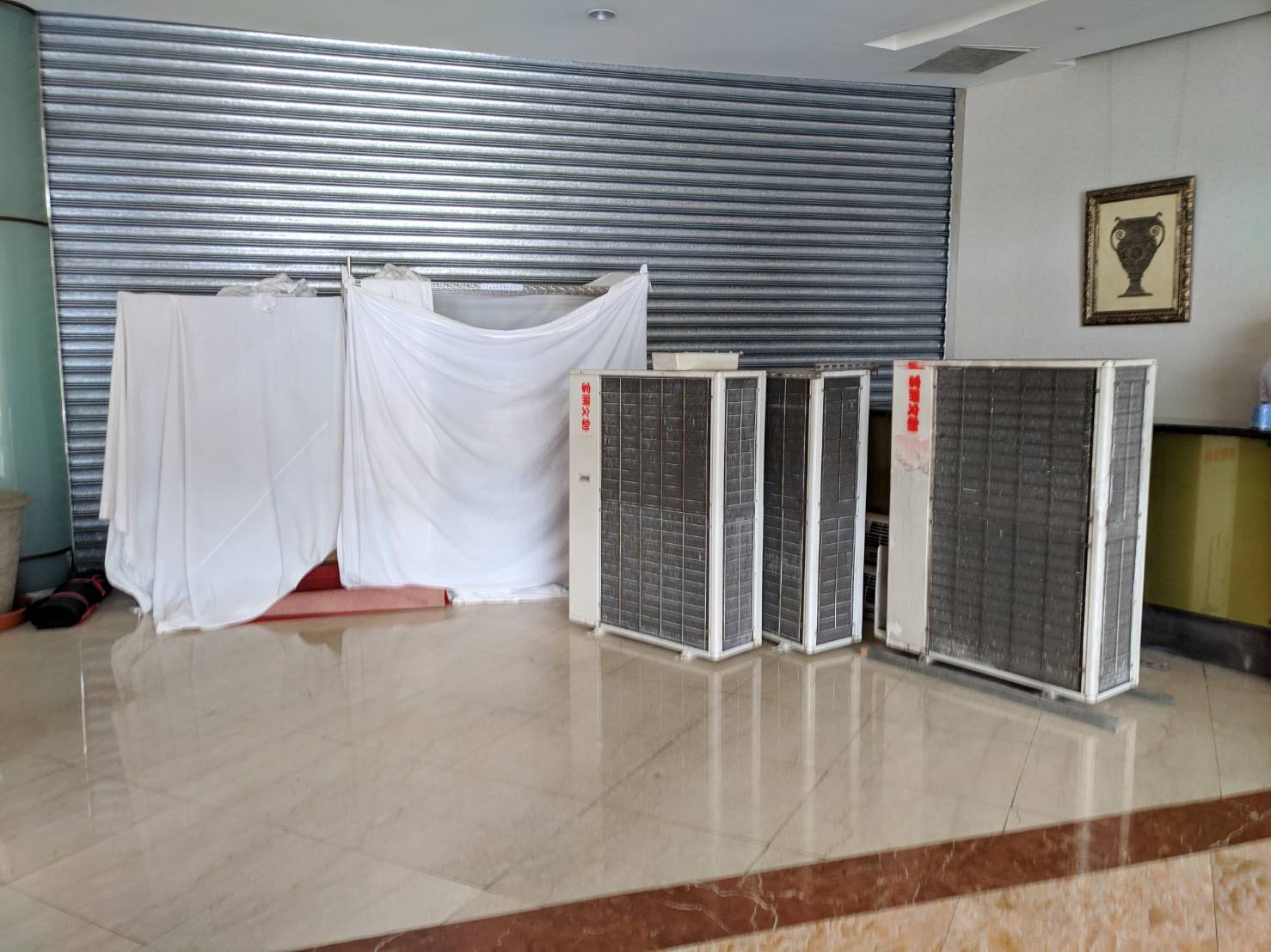 飯店一樓堆滿雜物，人去樓空。