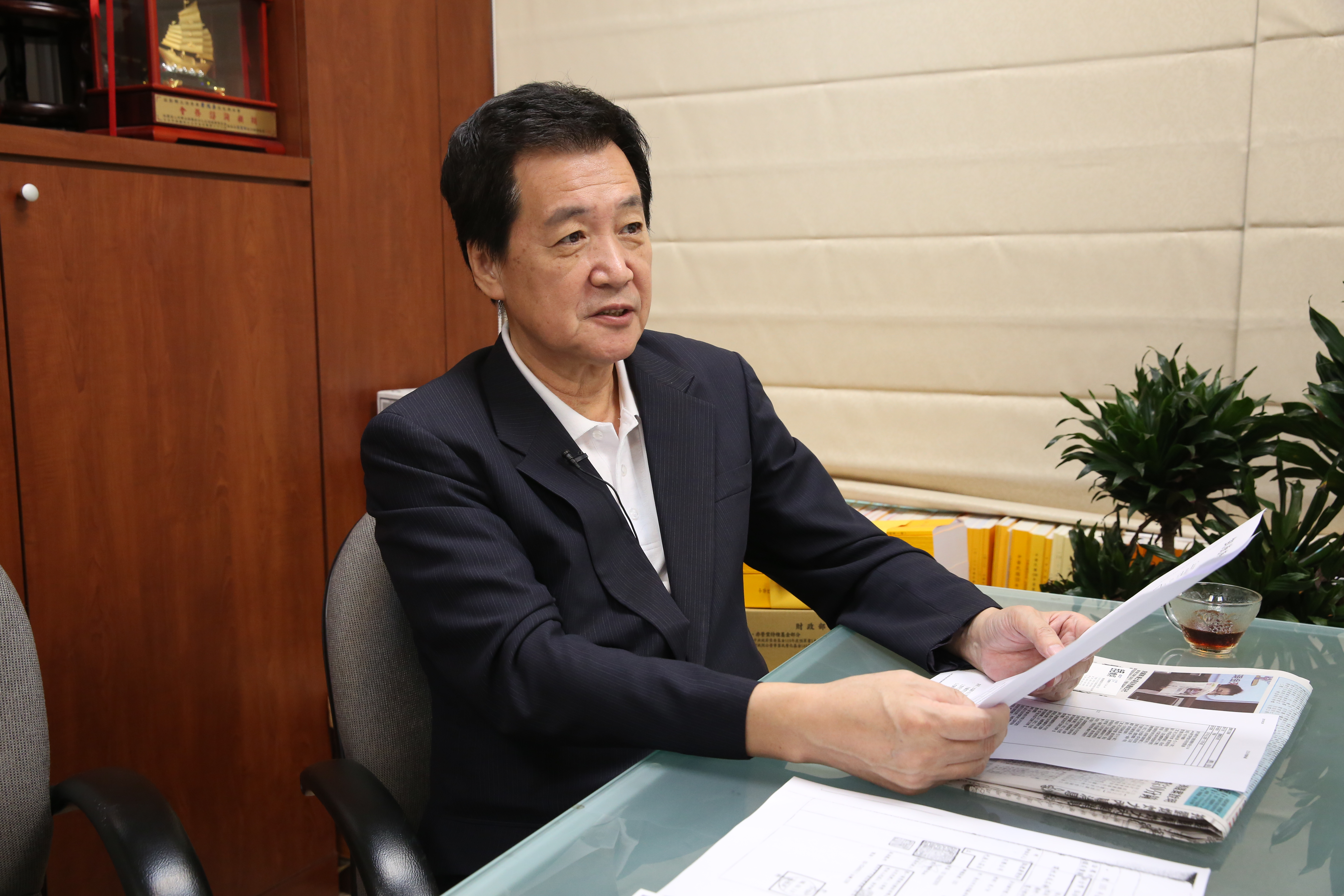 立委費鴻泰質疑凱德唐公司資本僅2億元，卻能向一銀貸款54億餘元，他呼籲相關單位要講清楚。