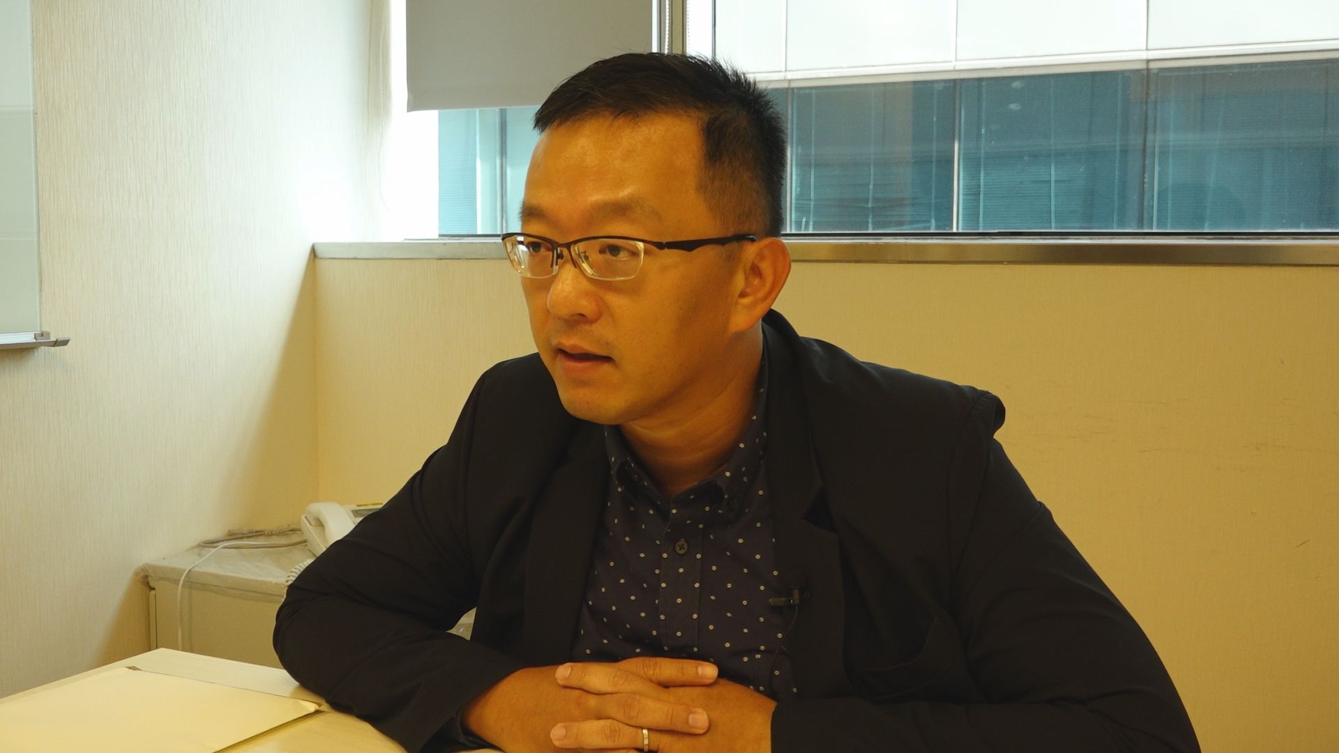 君鴻董座張慶輝質疑，高雄地院司法事務官的作法，根本是配合特定公司進行法拍。