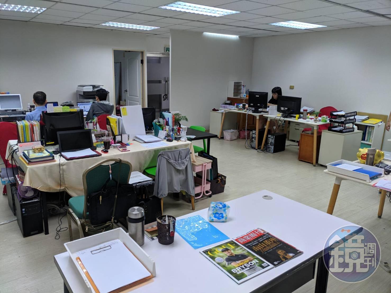 君鴻遭法拍，無辜的員工只好承租小空間充當辦公室上班。