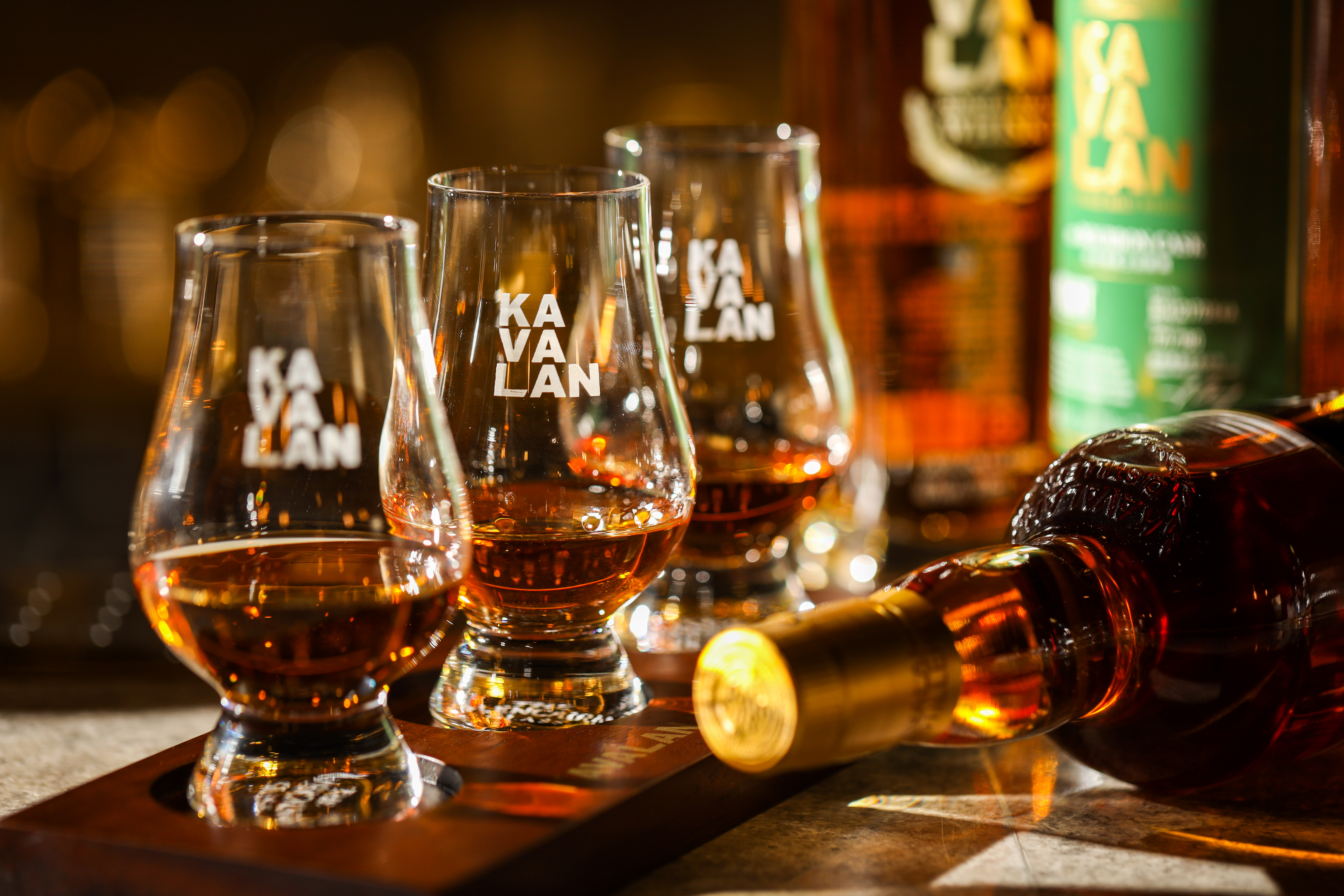 珍稀雪莉桶除外，「噶瑪蘭三重奏」可任選3支威士忌，平行品飲感受酒質滋味。（1,100元／組）