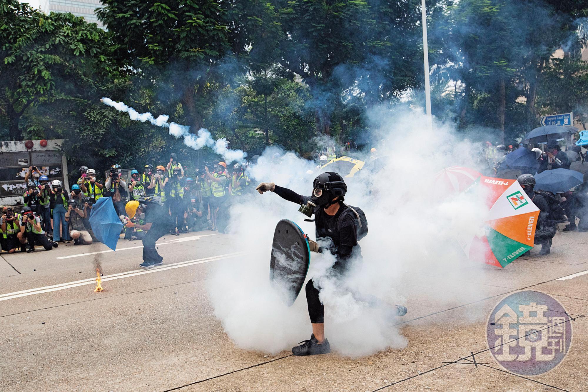 6月中發生香港「反送中」運動,最近又掀起「反禁蒙面法」抗爭,都在台灣引起強烈迴響。