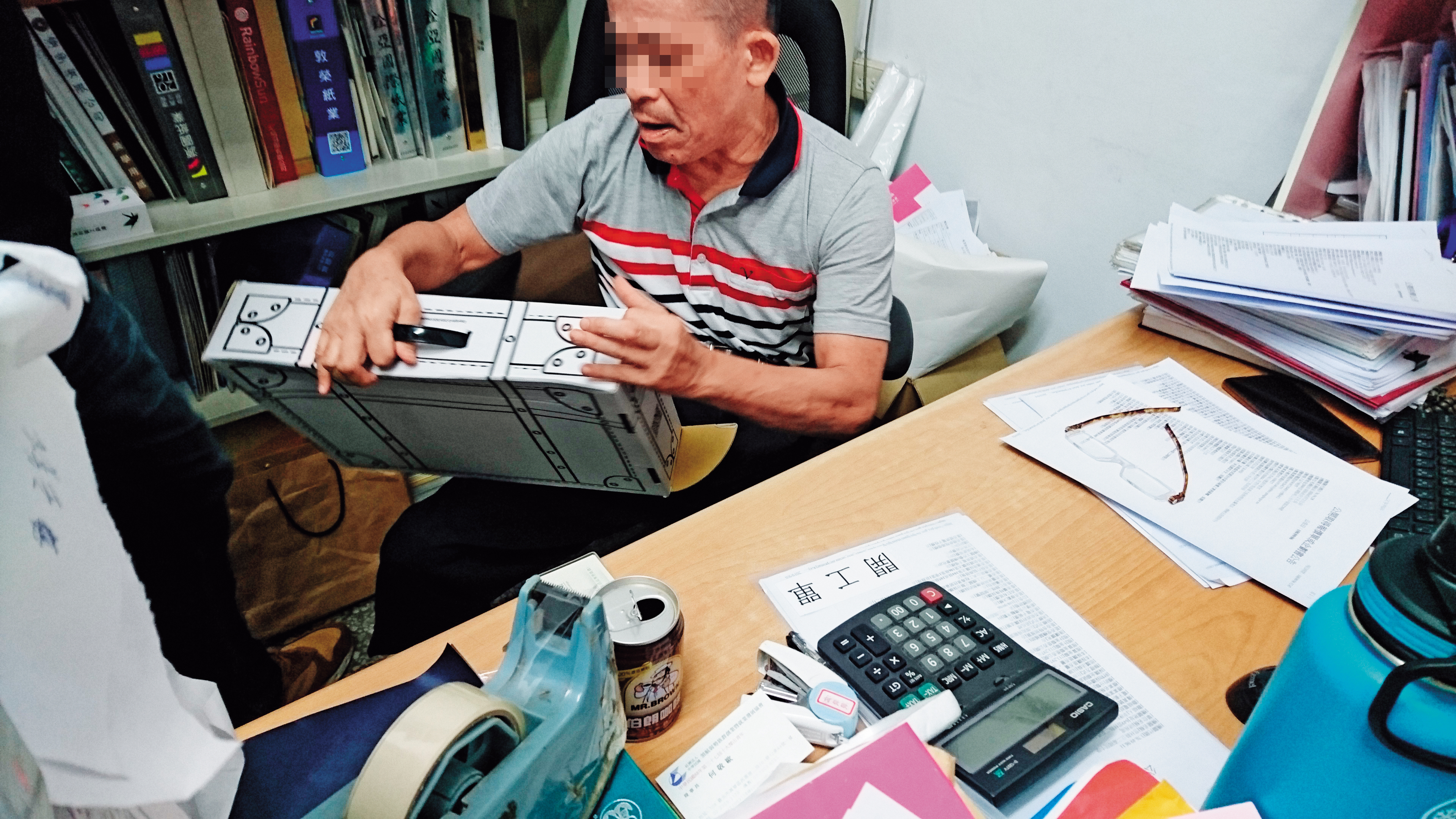 曦望庇護工場何姓負責人，明確表示產品將委外製作。