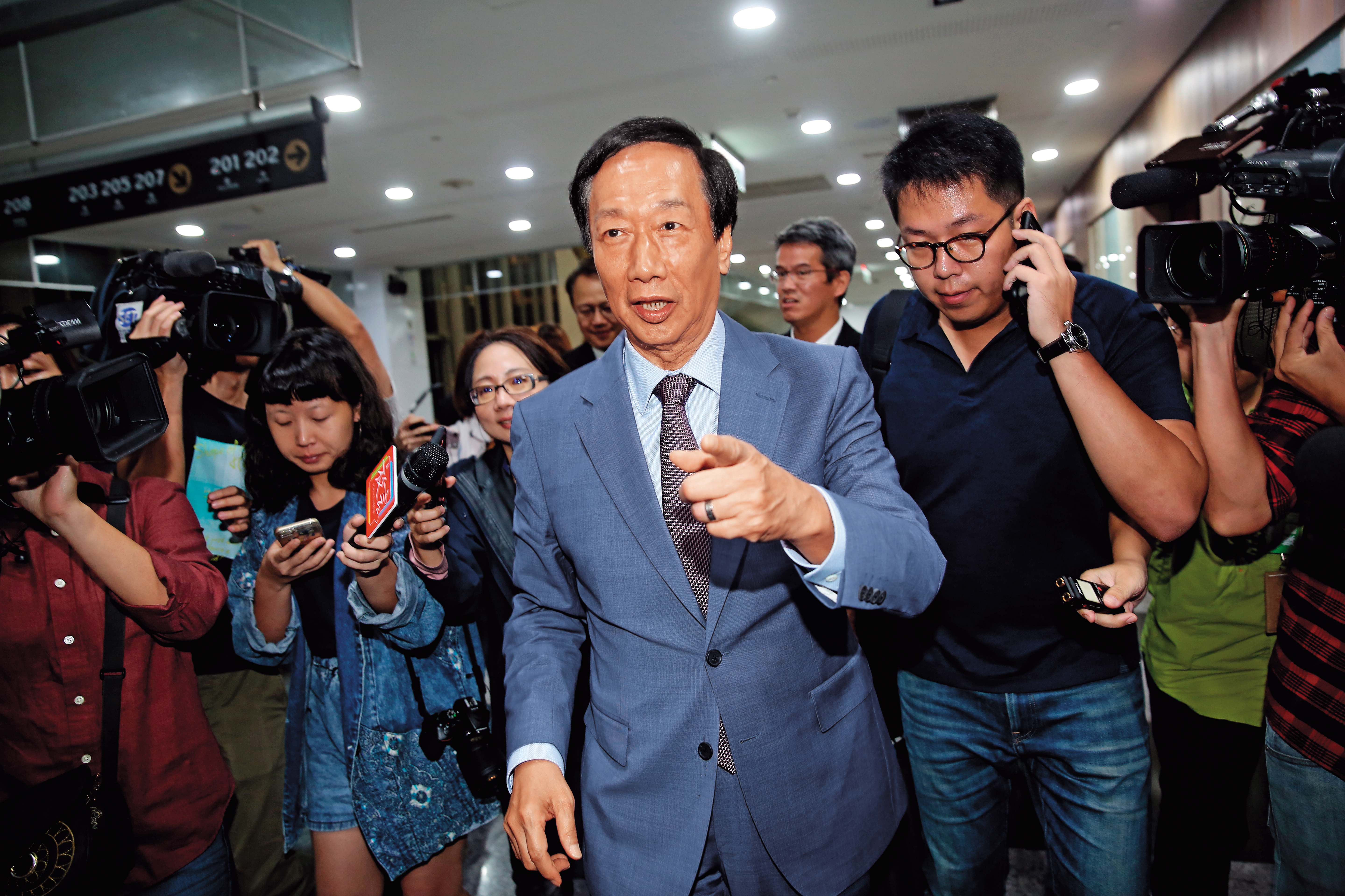 郭台銘賣掉廣州廠的決定，讓外界懷疑，郭董選總統究竟是玩真的，還是透過選總統的煙幕彈，掩護出脫廣州廠的燙手山芋。