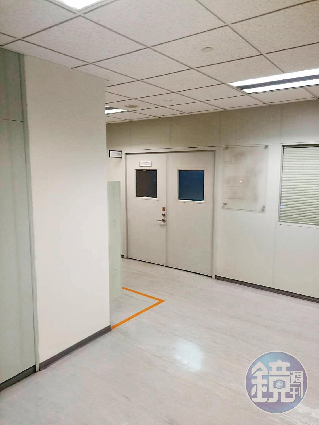鴻海集團採購主管、榮創光電董事長方榮熙,在群創這間會議室和設備商協商欠款。(讀者提供)