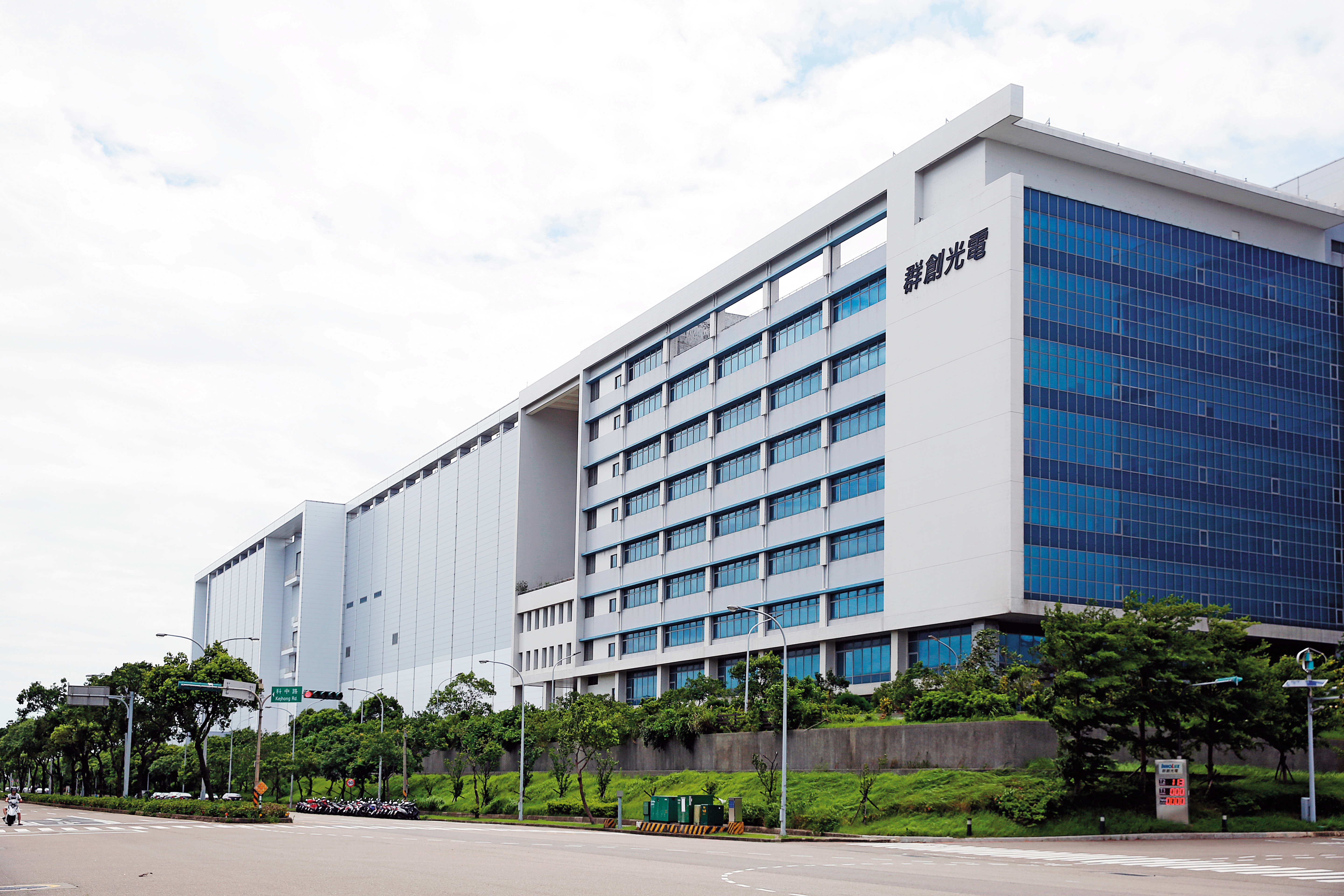 群創舉行閉門會議氣氛詭異，因主持會議的並非群創高層，而是鴻海集團採購主管、榮創光電董事長方榮熙，與會的則是面板設備商負責人。