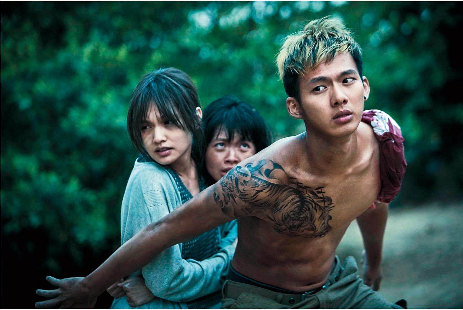 吳念軒(右)在《紅衣小女孩2》裡扮演「虎爺」,出色的演出不僅助他人氣飆漲,也入圍當屆金馬獎最佳新演員。