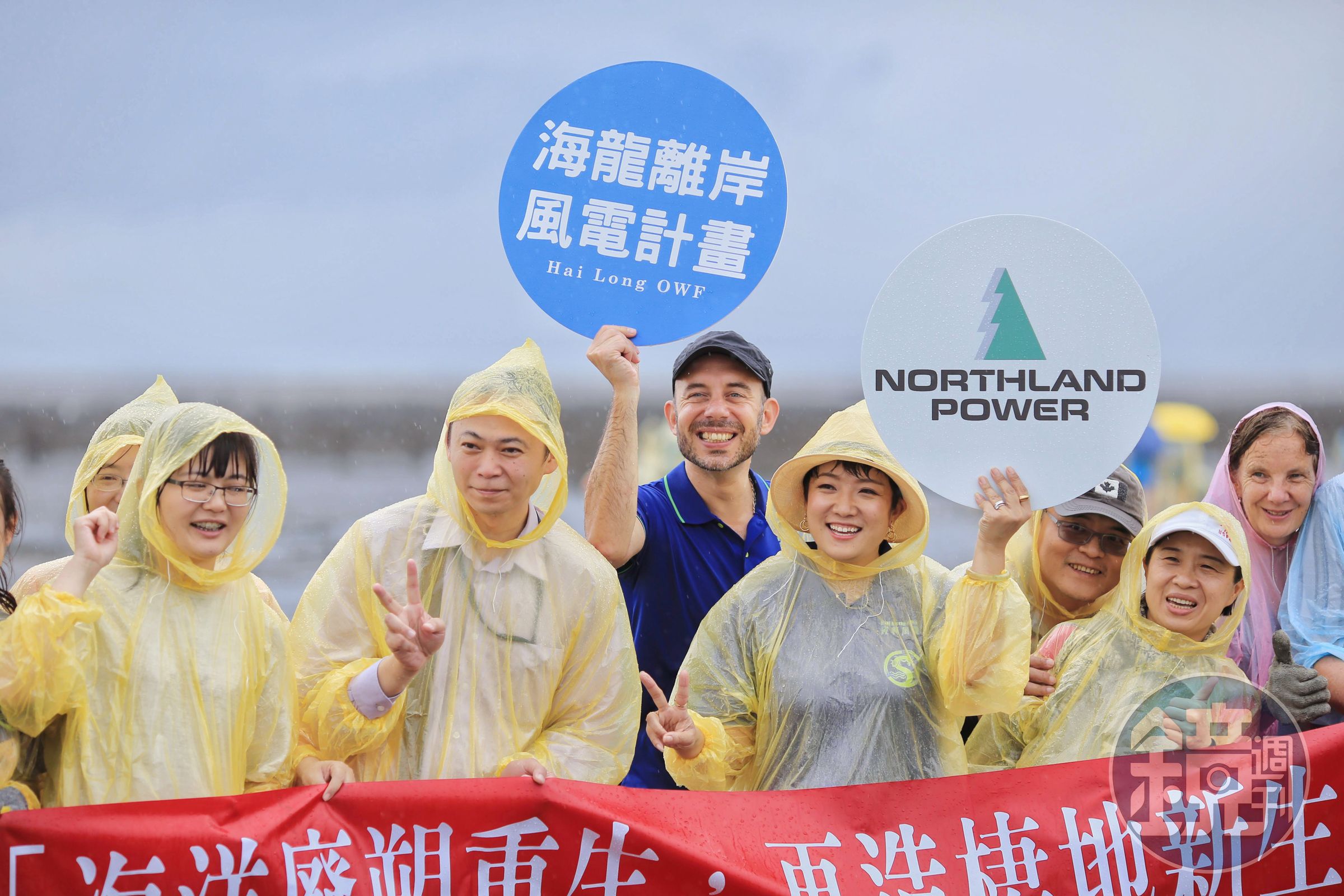 Olivier號召海龍計畫團隊一起到王功漁港參與淨灘活動，為環境貢獻心力。