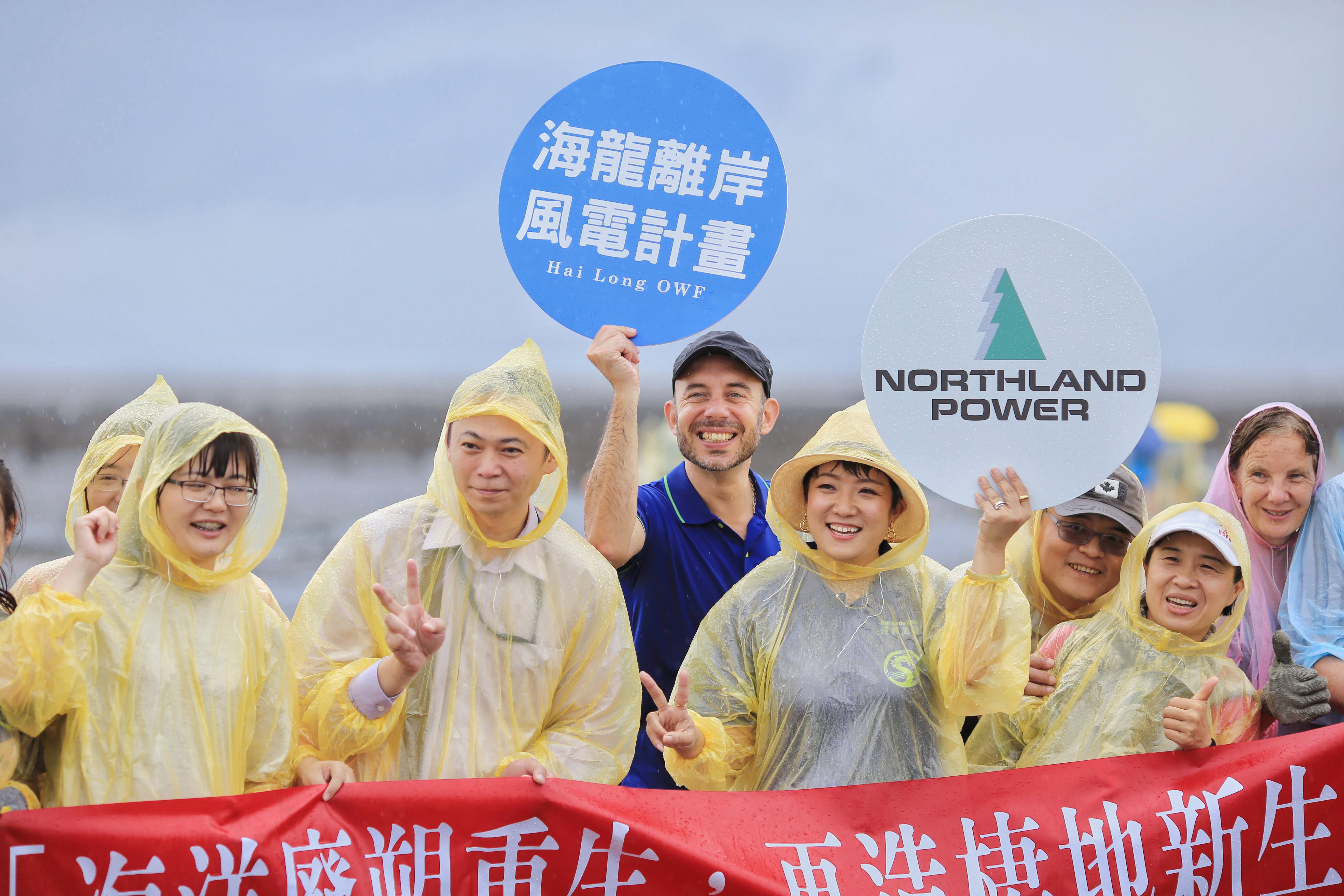 Olivier號召海龍計畫團隊一起到王功漁港參與淨灘活動，為環境貢獻心力。