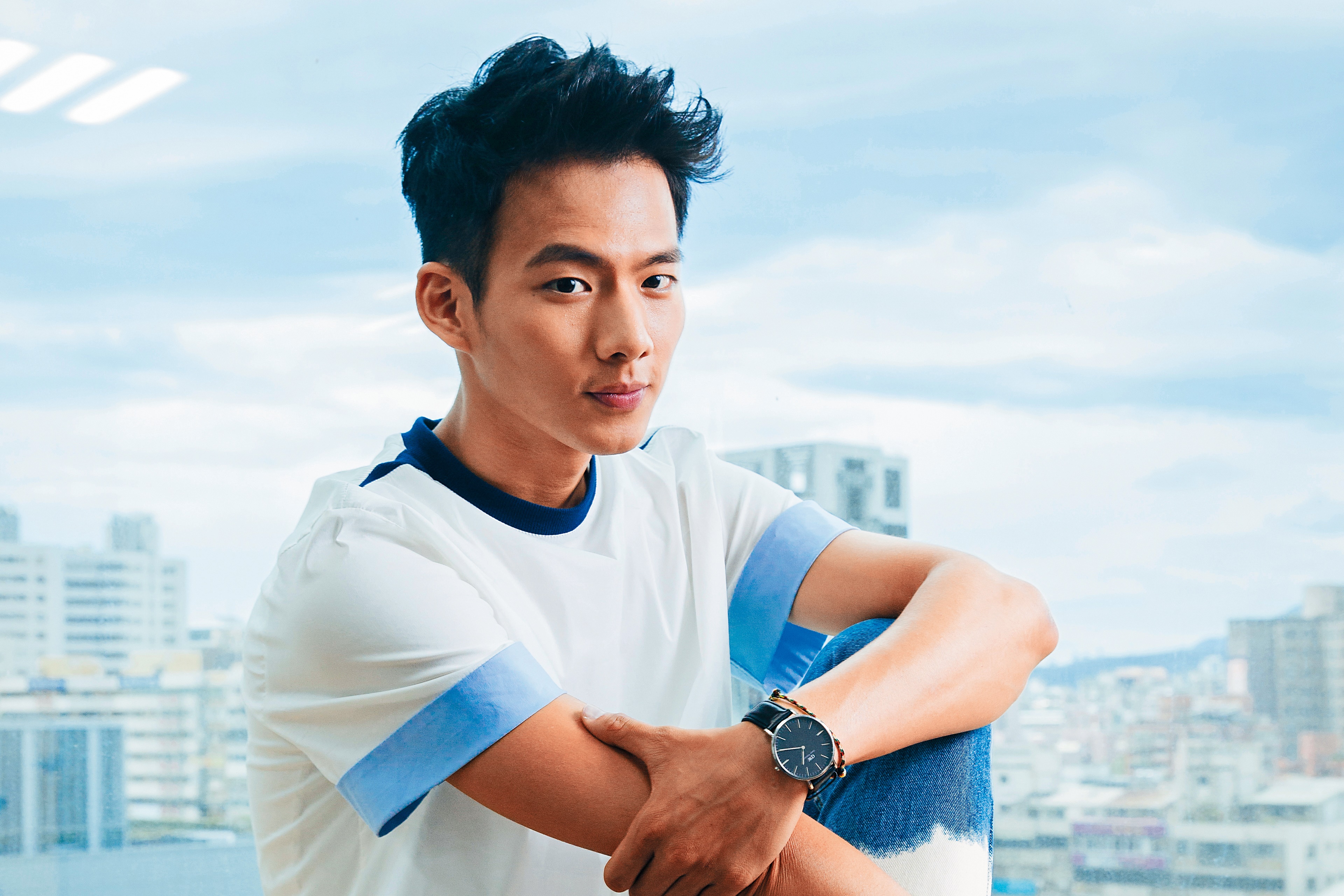 吳念軒是外型實力兼具，廣被外界看好的新秀，卻被大樓住戶爆料快遞數量太多，連假日也要管理員幫他收。