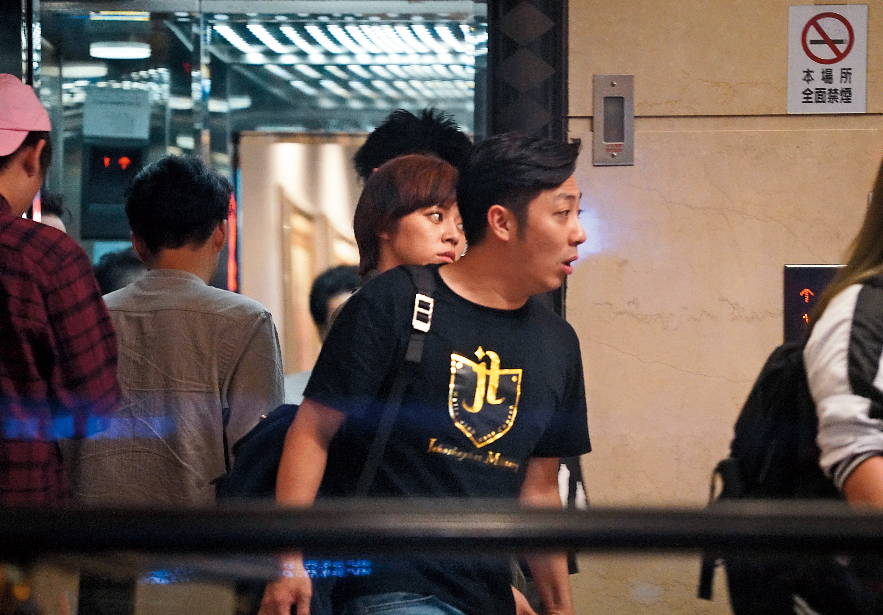 9／30 02：00　本刊目擊艾成（右）帶著王瞳（左）和經紀人一行3人到北市東區錢櫃K歌慶生，直到凌晨約2點才從KTV離開。