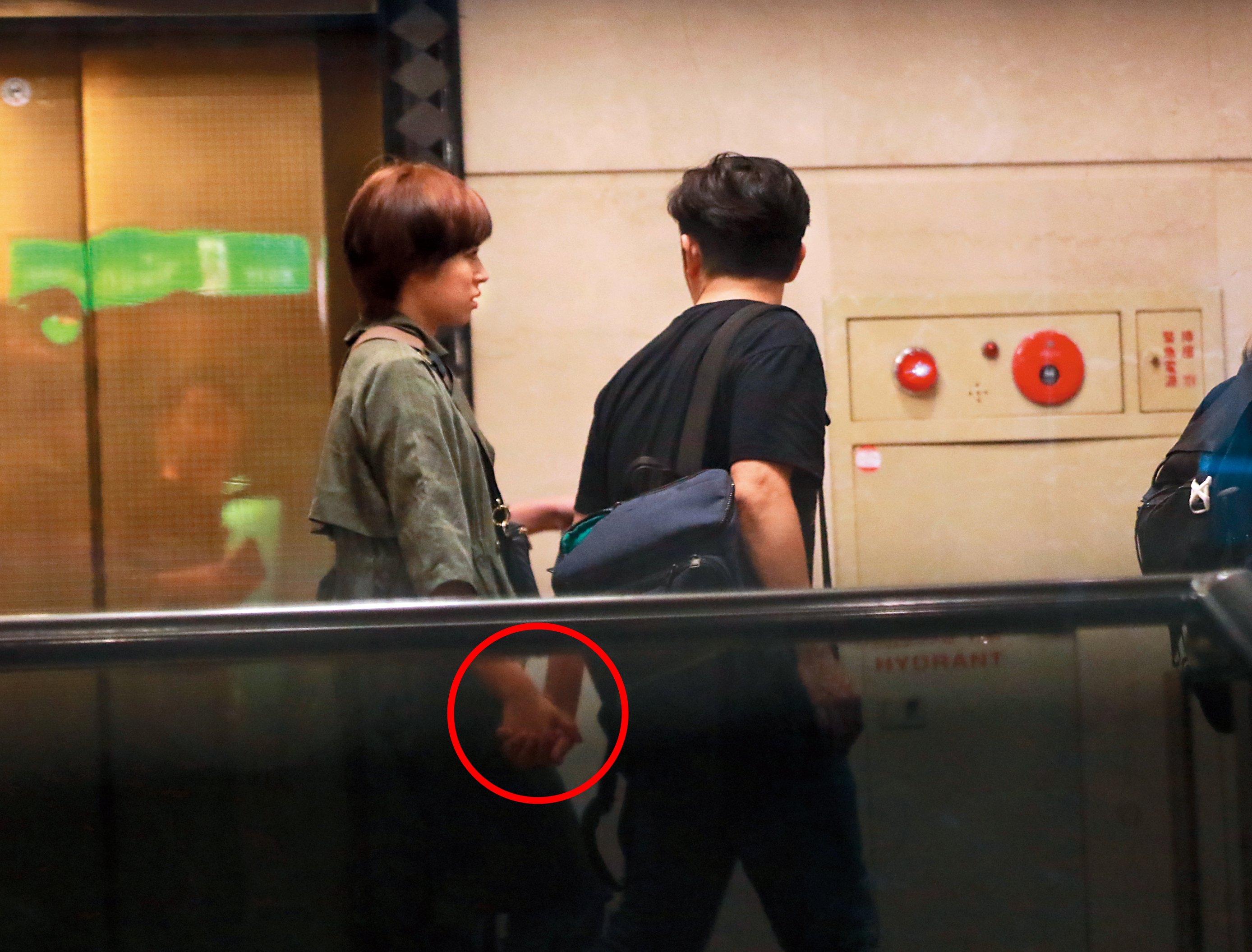 9月30日02：01艾成邊走邊和王瞳聊天，感覺彼此很熟悉了。