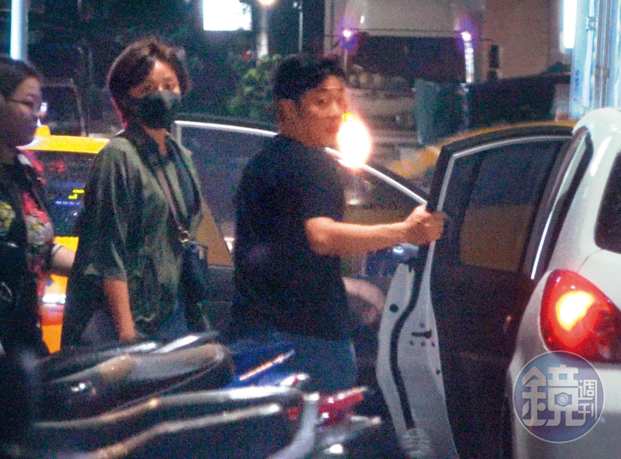 9月30日02:06艾成先幫王瞳開車門,自己再坐上駕駛座。