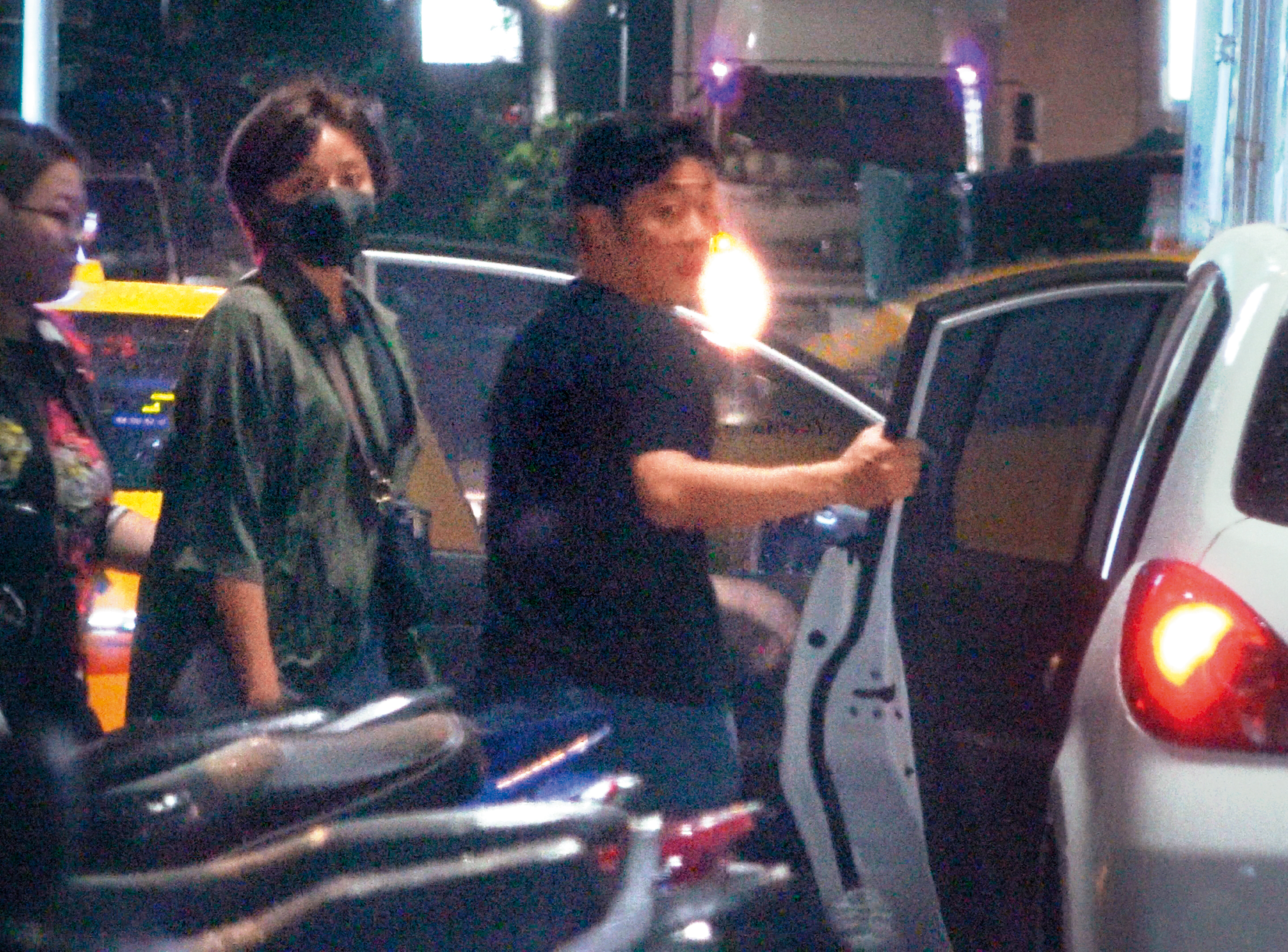 9月30日02：06艾成先幫王瞳開車門，自己再坐上駕駛座。