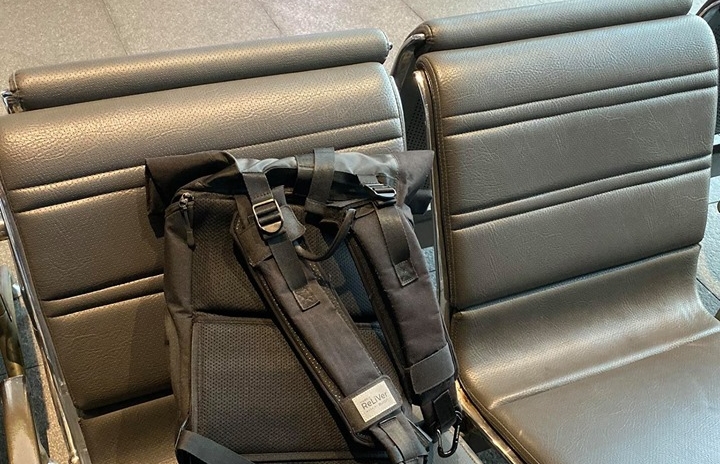 黃逸豪個人背包遺忘在台中高鐵站座位區，半天都沒有人動。（翻攝自黃逸豪-台灣最強八零後相聲演員臉書）