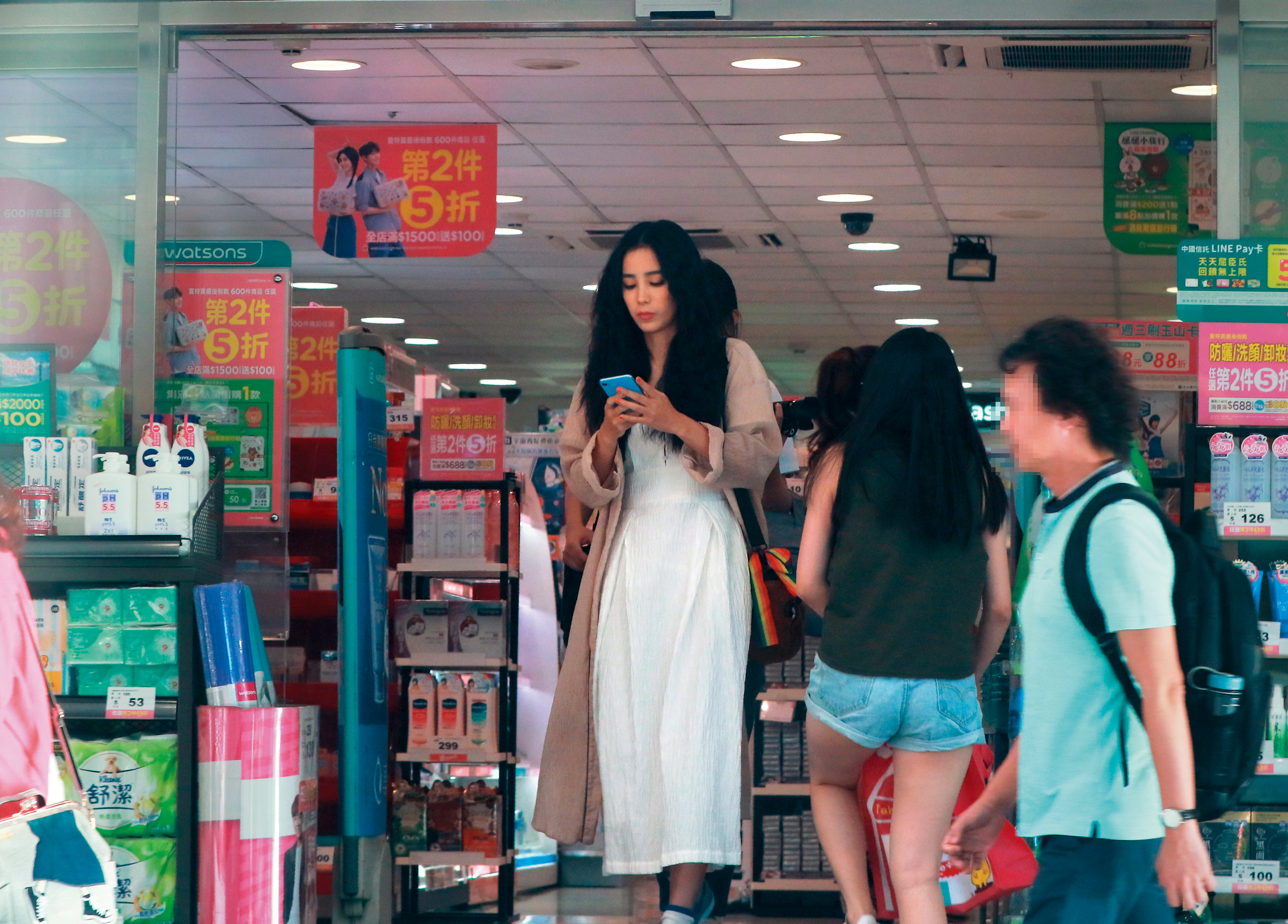 温貞菱結束一整天的工作行程後，頂著誇張的髮型到藥妝店購物。