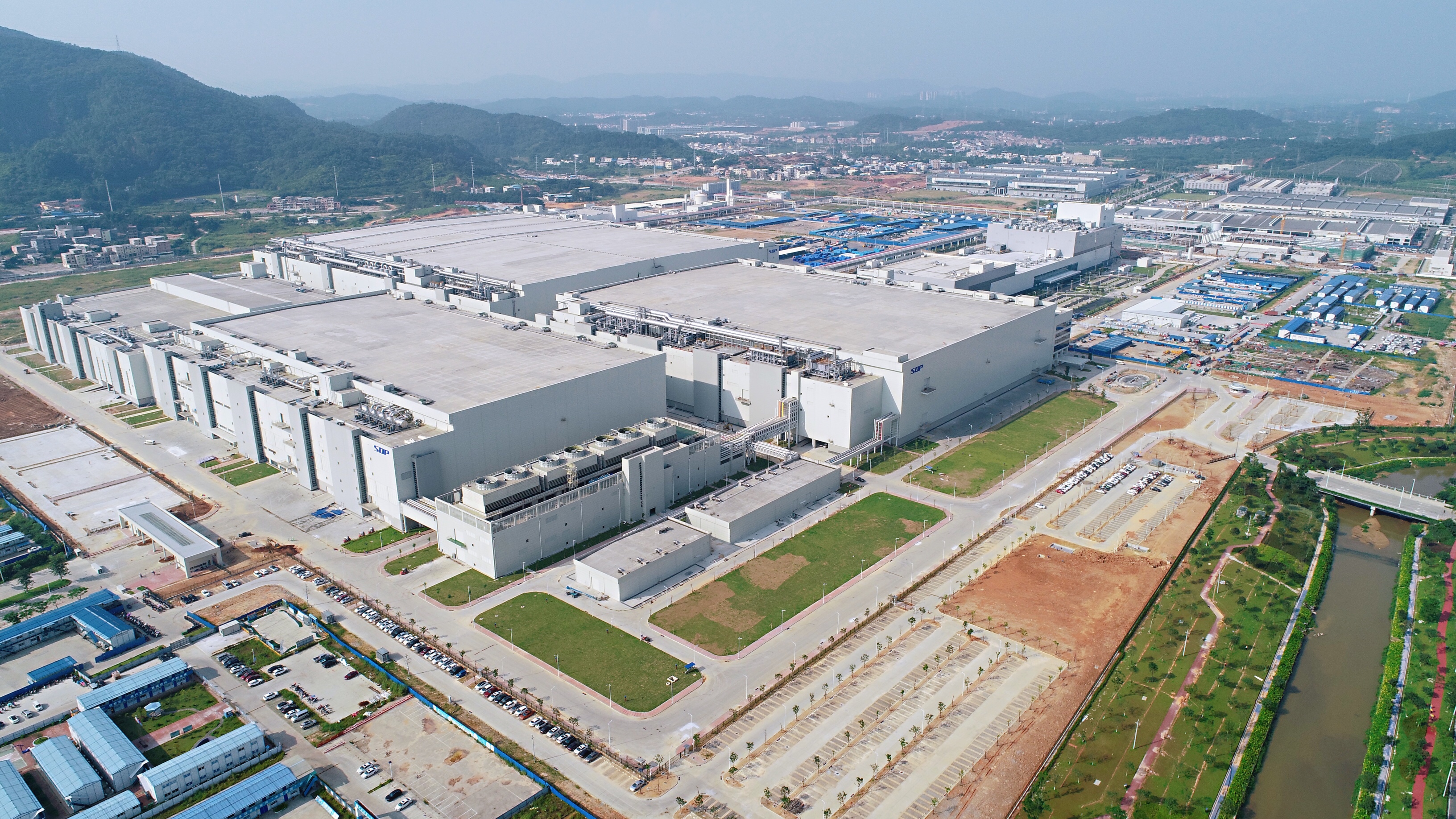 鴻海集團轉投資的廣州10.5代面板廠（超視堺國際科技公司）上週一（9月30日）驚爆欠款爭議。（翻攝自超視堺官網）