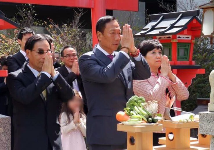 夏普會長暨社長戴正吳在接受日媒訪問時透露，夏普正評估重新購回SDP，並讓SDP收納為夏普子公司消息；左起戴正吳、郭台銘、黃秋蓮。（讀者提供）