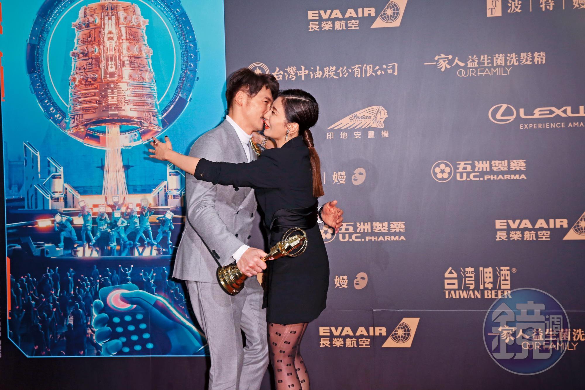 戲中演夫妻，戲外共得獎，賈靜雯跟溫昇豪是《與惡》的勝利組。