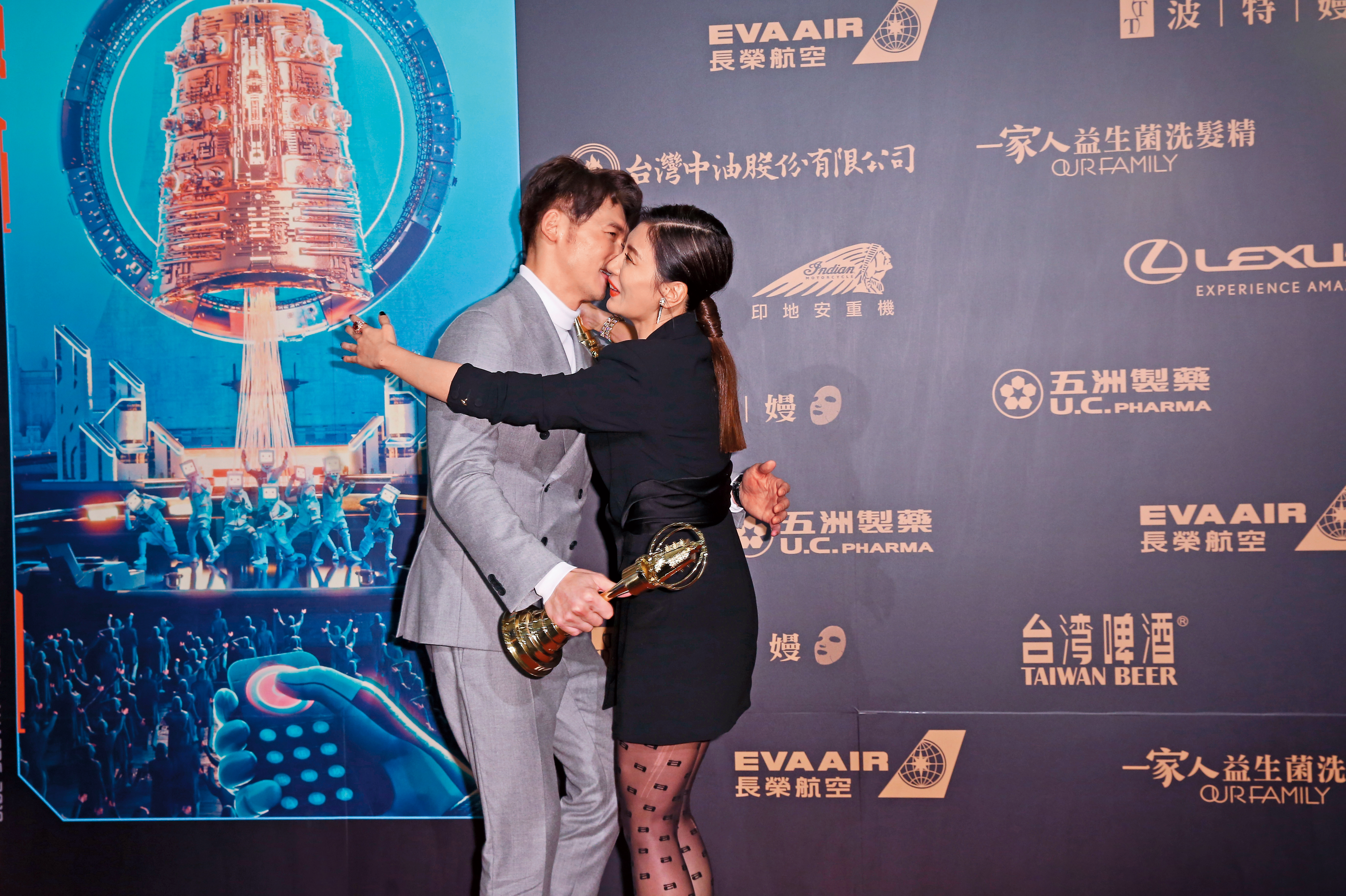 戲中演夫妻，戲外共得獎，賈靜雯跟溫昇豪是《與惡》的勝利組。