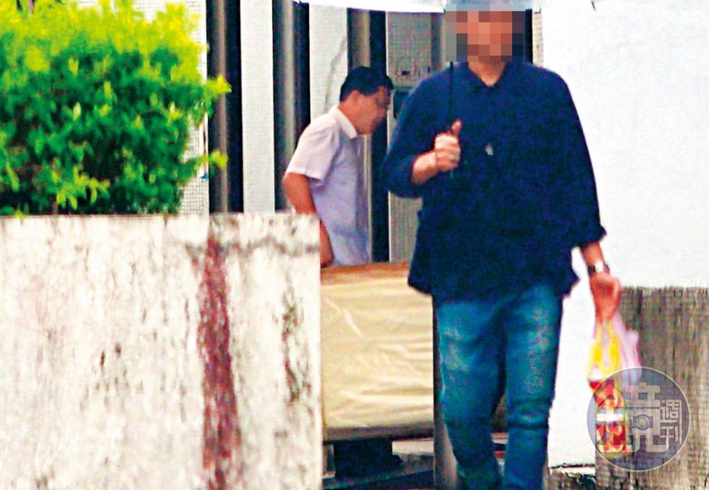 9月30日12:23,準備迎接新生命的連家,似乎也正在準備布置嬰兒房,本刊直擊連家隨扈將全新的寢具搬上樓。