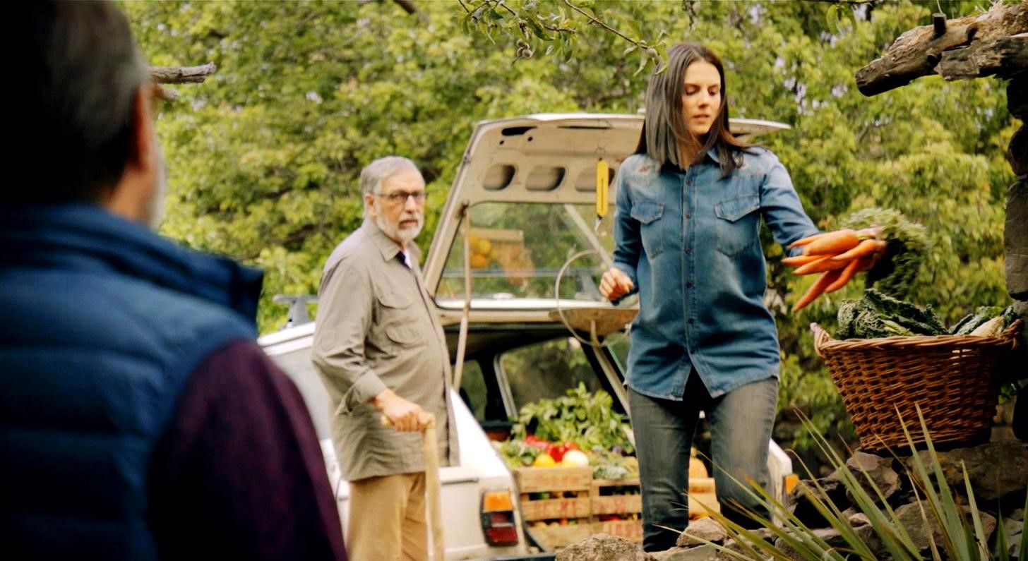 阿根廷影帝路易斯布蘭多尼（中）為拍攝《計高一籌》赴高山拍攝，未料演出其中一場「美女送胡蘿蔔」戲份時，竟突然出現高原反應身體不適。（海鵬提供）