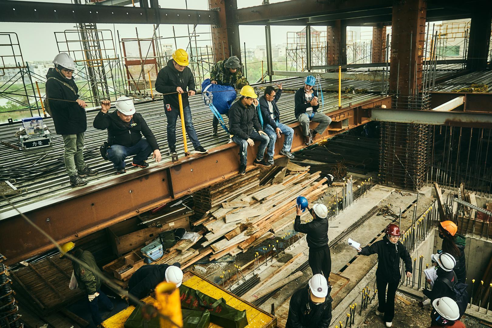 台灣首部大型工地實景拍攝劇集《做工的人》,超前導預告曝光工地主場景。(大慕影藝提供)